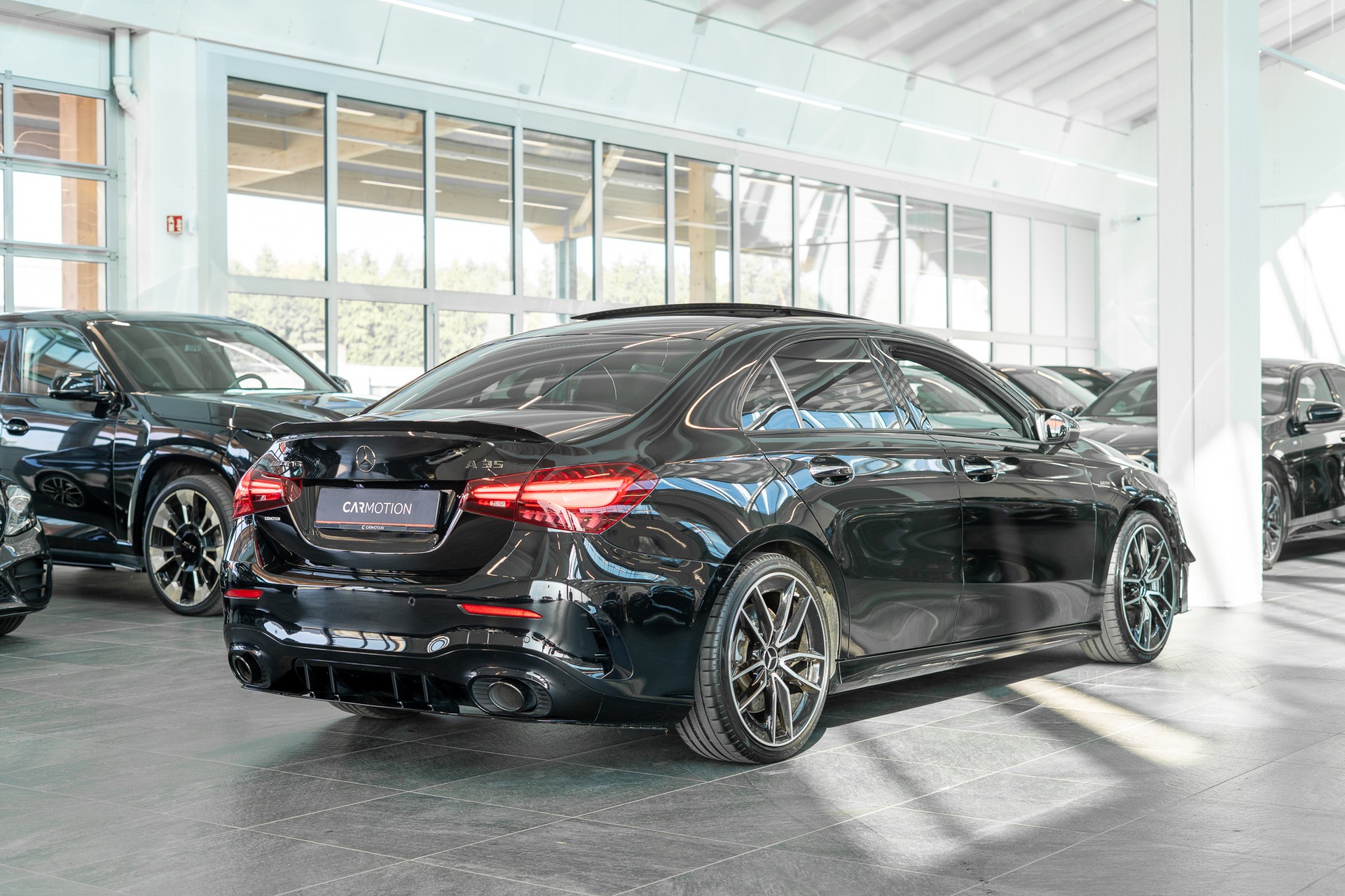 MERCEDES-BENZ A 35 AMG 4matic Limousine / Aero-Paket / Panorama / Burmester-image-3