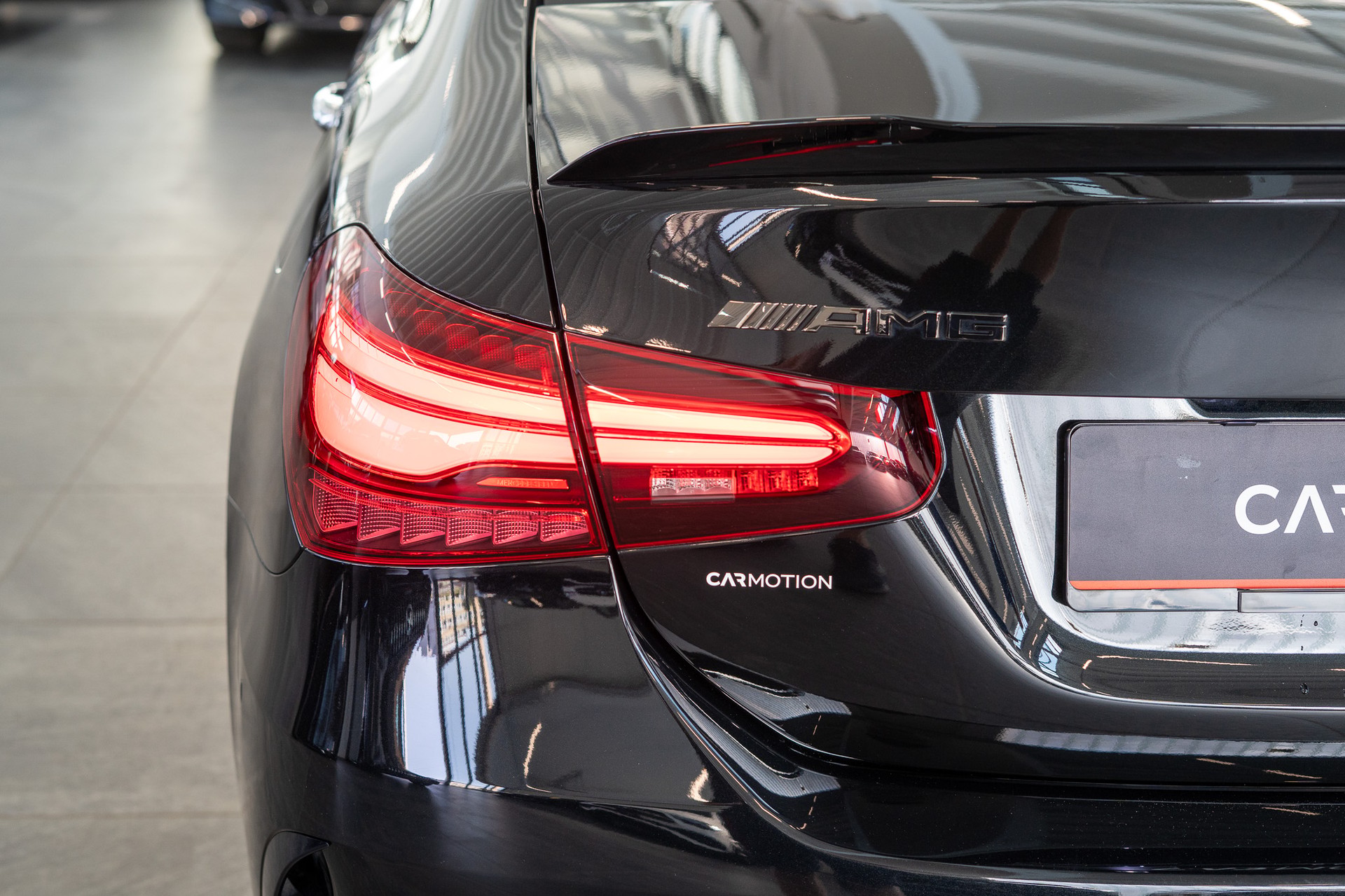 MERCEDES-BENZ A 35 AMG 4matic Limousine / Aero-Paket / Panorama / Burmester-image-5
