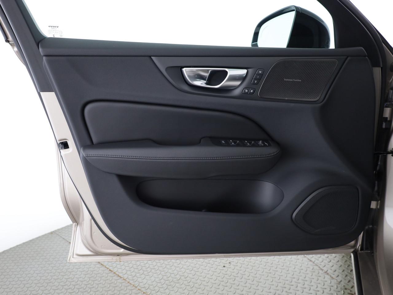 VOLVO V60 2.0 T6 TE Ultra Dark eAWD-image-18