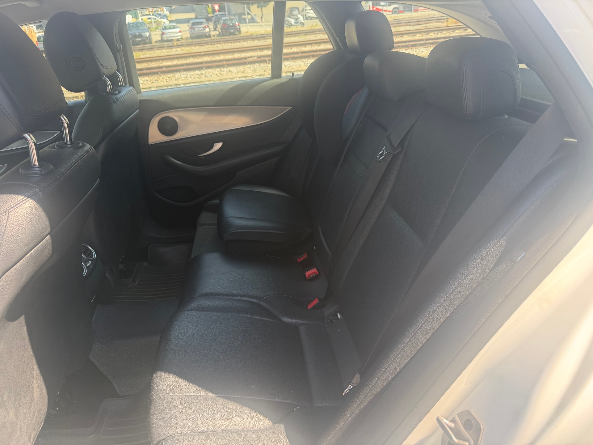 MERCEDES-BENZ E 220 d 4Matic 9G-Tronic-image-9