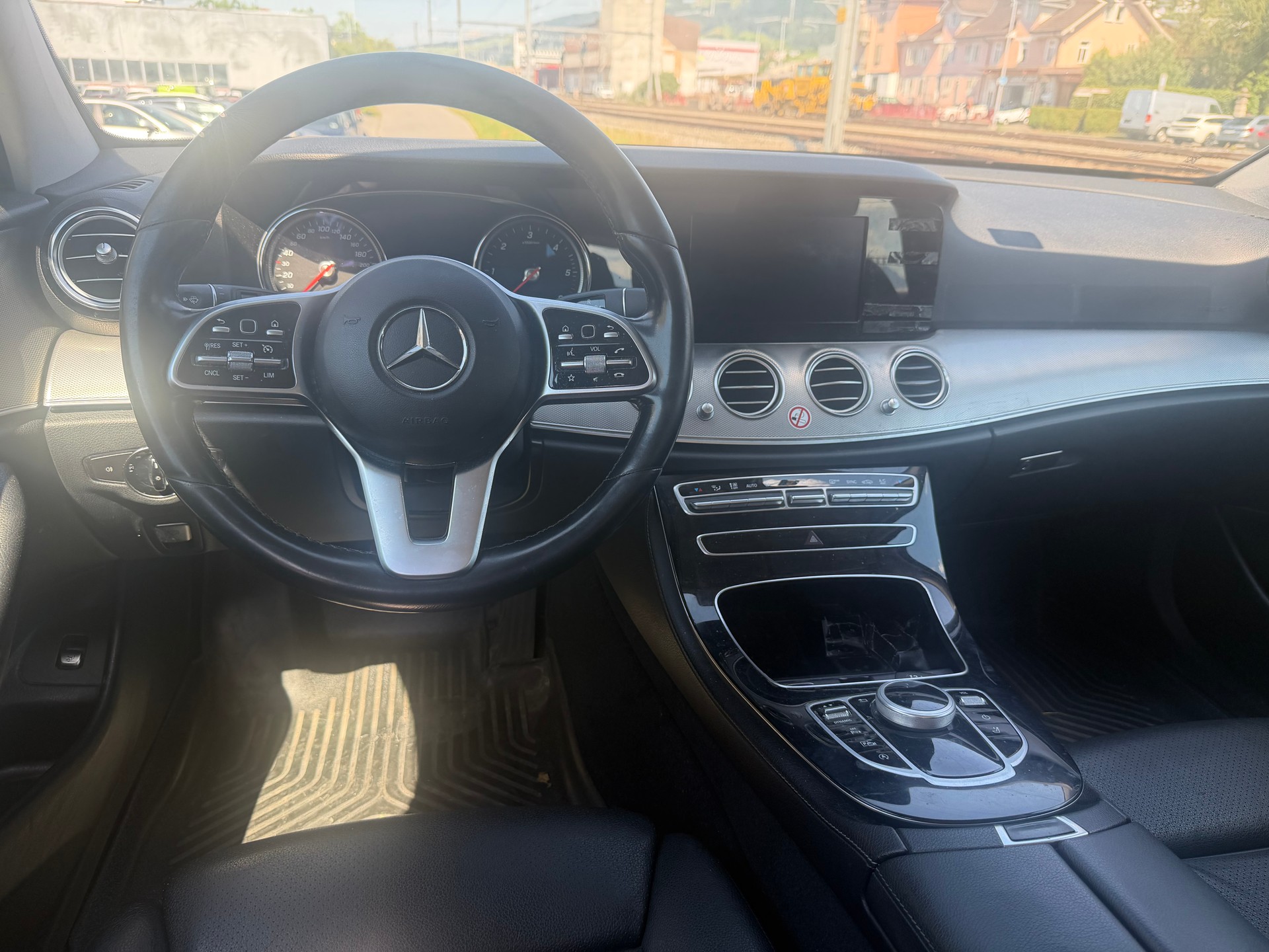 MERCEDES-BENZ E 220 d 4Matic 9G-Tronic-image-12