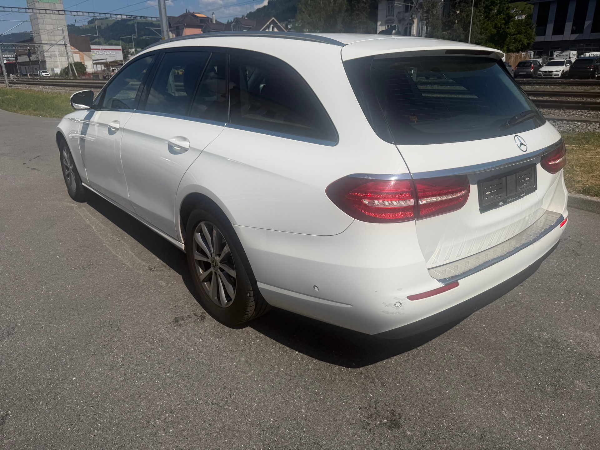 MERCEDES-BENZ E 220 d 4Matic 9G-Tronic-image-5