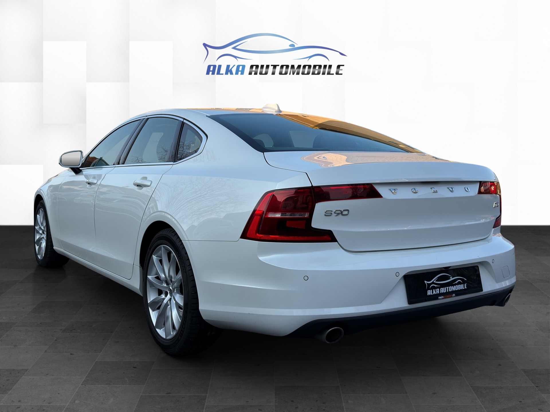 VOLVO S90 D4 Momentum Geartronic-image-3