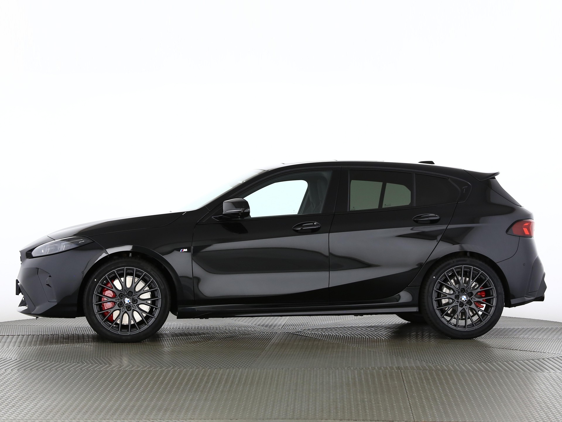 BMW M135i xDrive-showroom-element-2