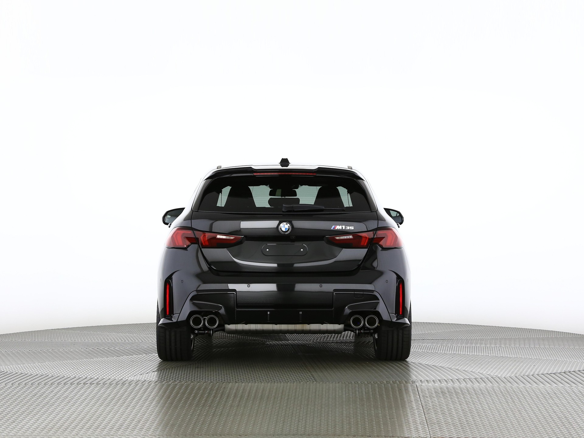 BMW M135i xDrive-showroom-element-3
