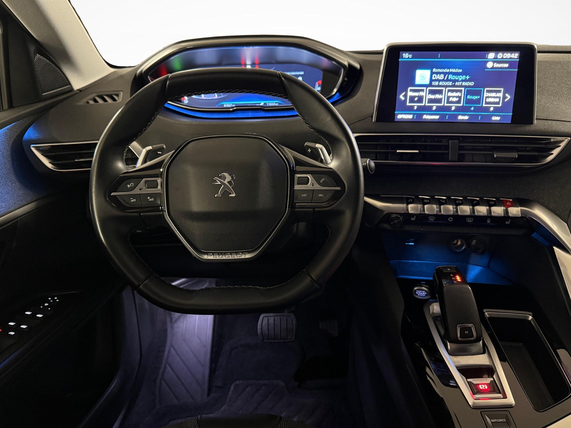 PEUGEOT 5008 1.2 PureTech Allure-image-10