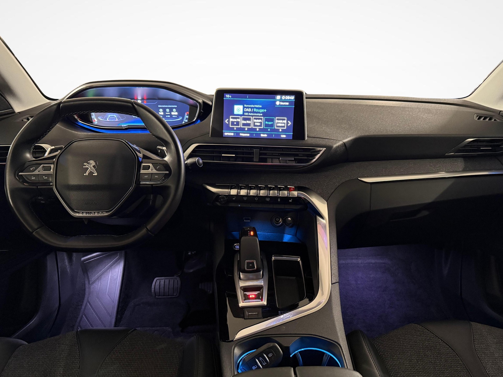 PEUGEOT 5008 1.2 PureTech Allure-image-9