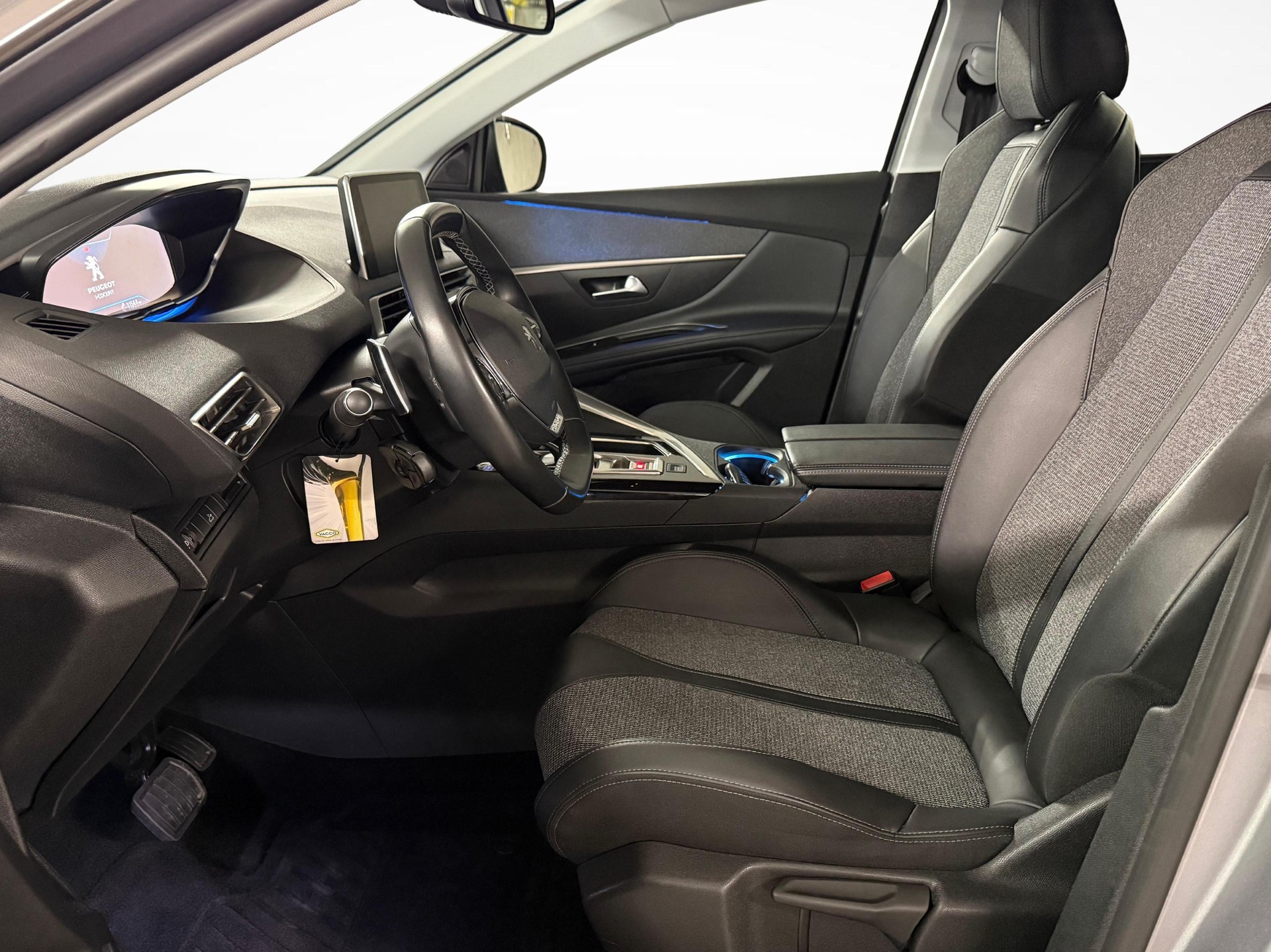 PEUGEOT 5008 1.2 PureTech Allure-image-11