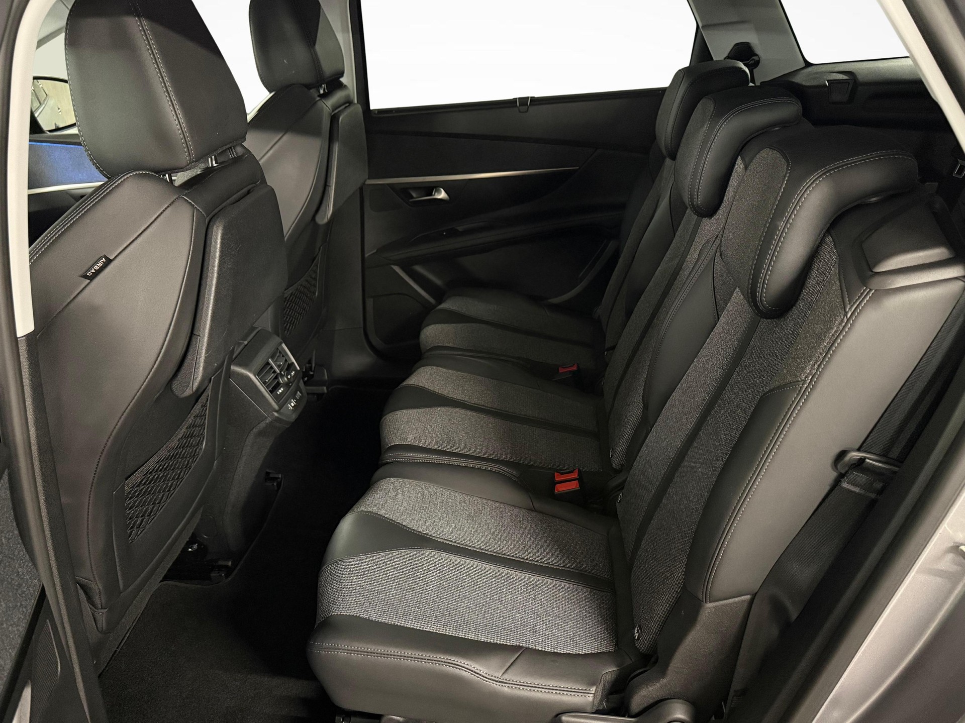 PEUGEOT 5008 1.2 PureTech Allure-image-12