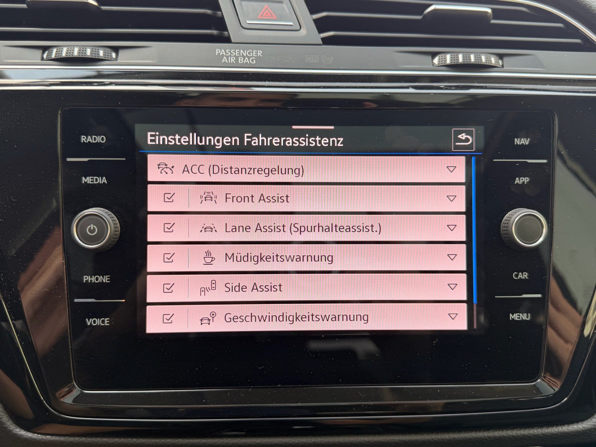 VW Touran 1.5 TSI Highline R-LINE *** TOPAUSGESTATTETER FAMILIENWAGEN ***-image-16