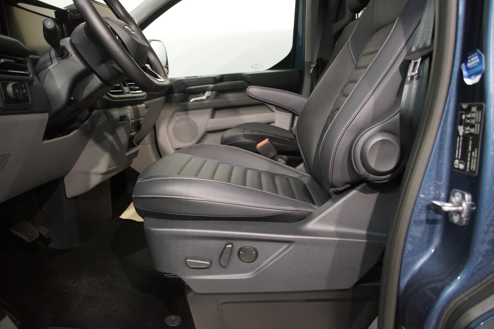 FORD Tourneo Bus 320 L1H1 Titanium Automat-image-12