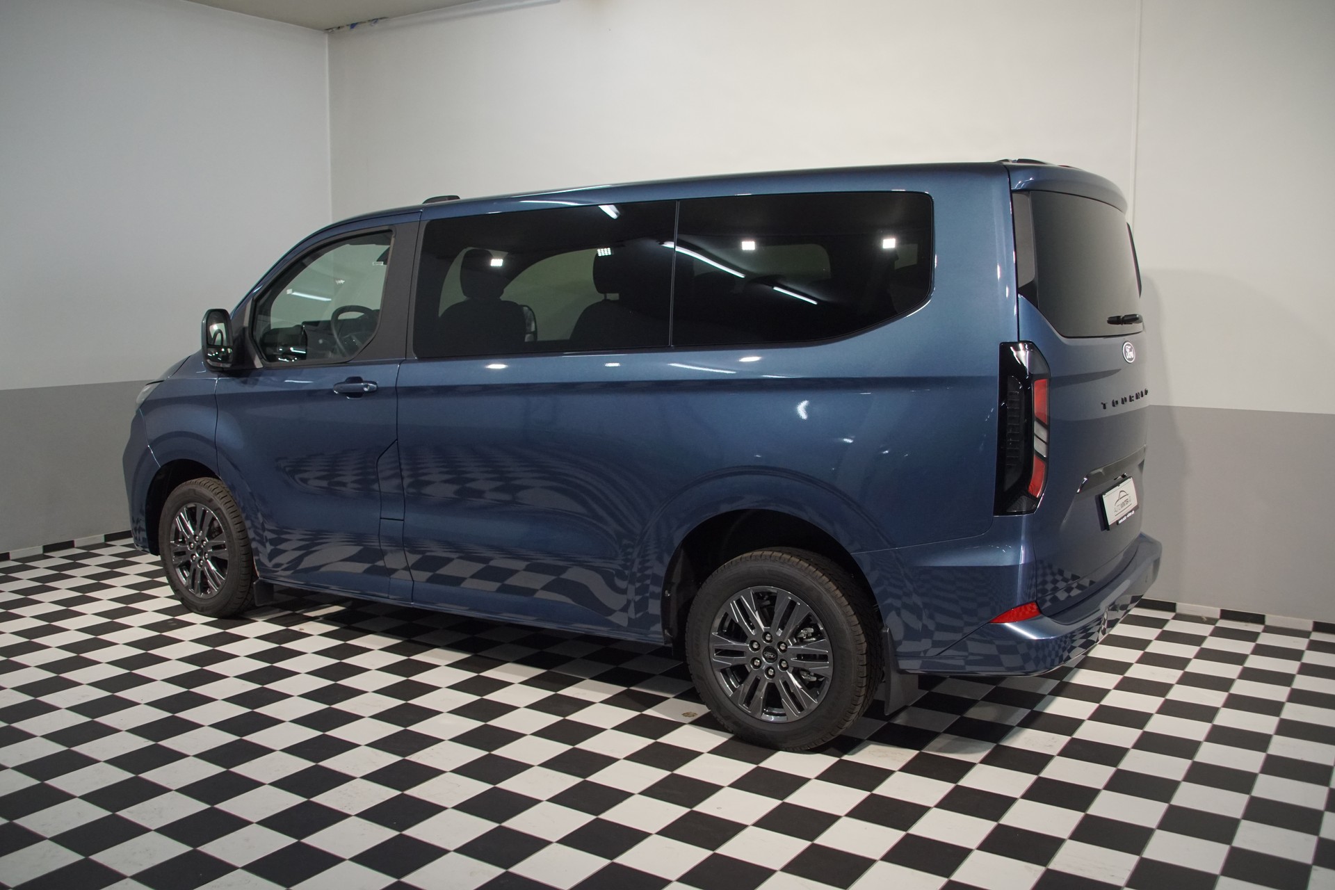 FORD Tourneo Bus 320 L1H1 Titanium Automat-image-6
