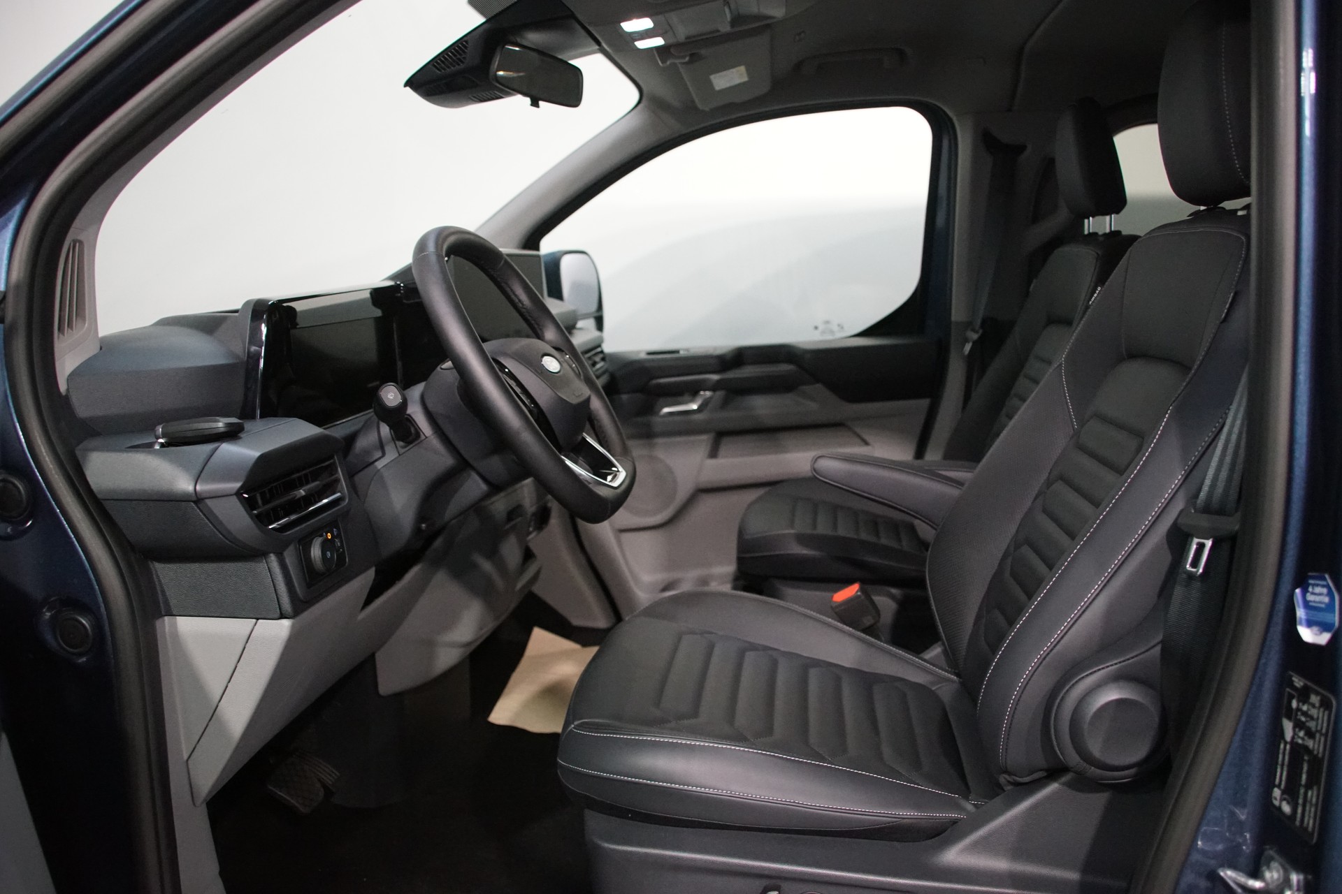 FORD Tourneo Bus 320 L1H1 Titanium Automat-image-10