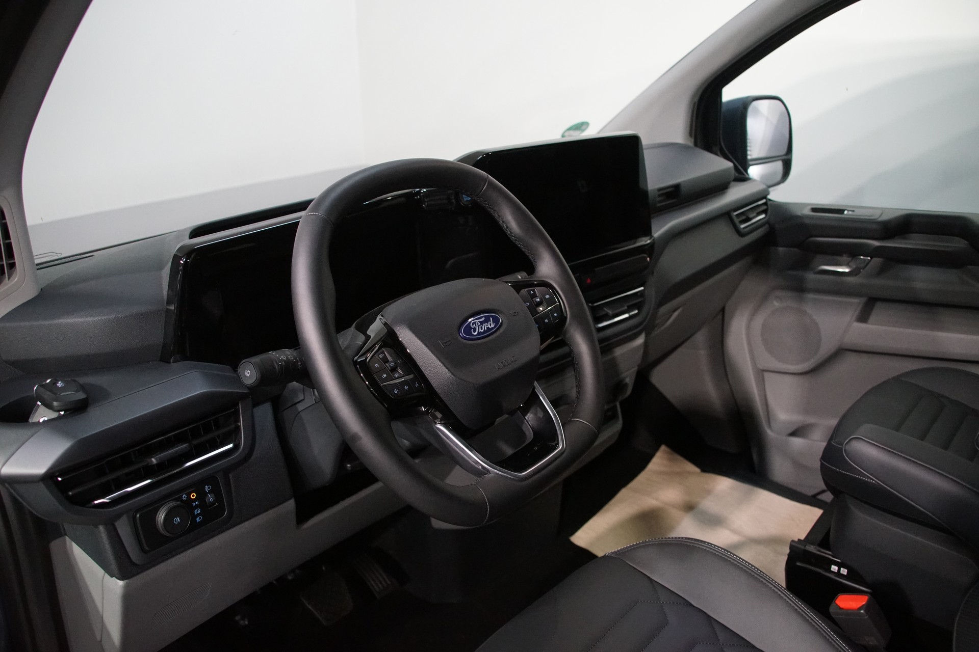 FORD Tourneo Bus 320 L1H1 Titanium Automat-image-13