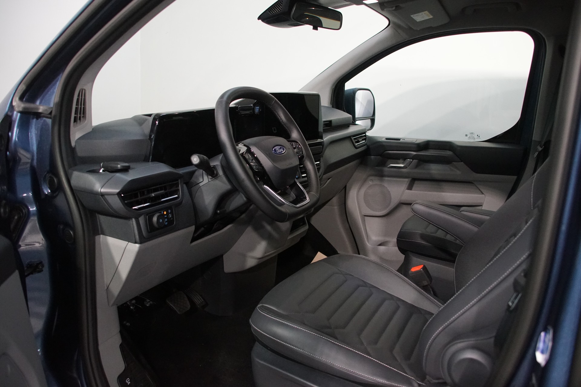 FORD Tourneo Bus 320 L1H1 Titanium Automat-image-9