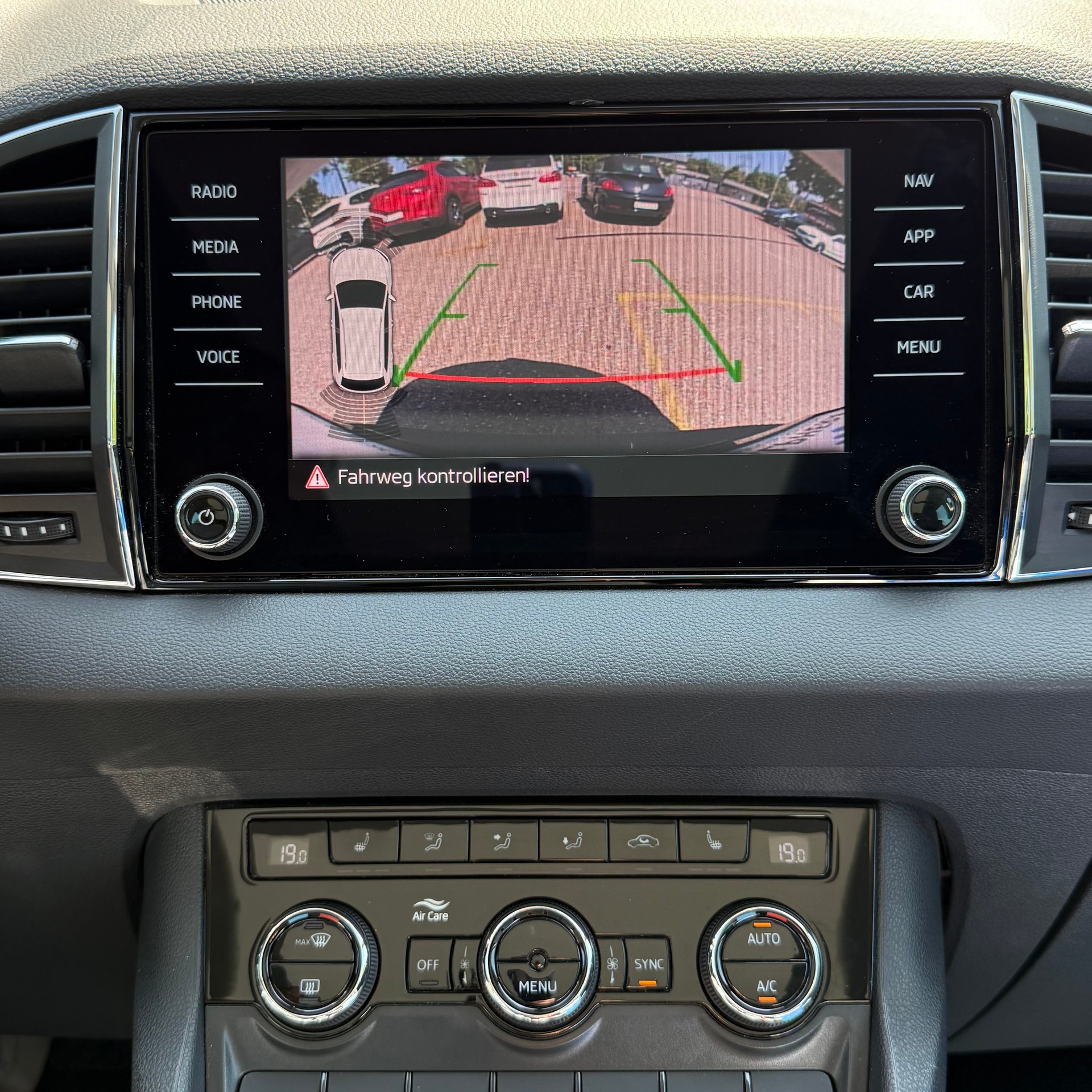 SKODA Karoq 2.0 TDI CR Style 4x4 DSG *ALCANTARA-SITZE - PANORAMA-DACH - ANHÄGERKUPPLUNG*-image-16
