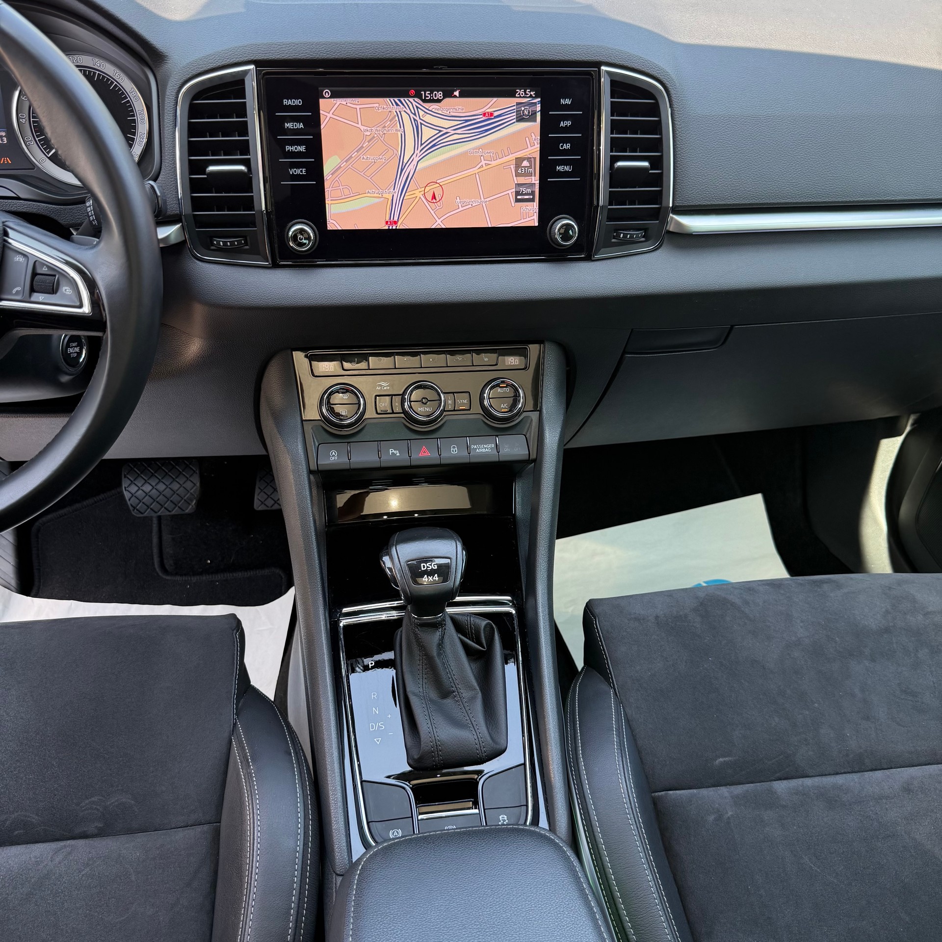 SKODA Karoq 2.0 TDI CR Style 4x4 DSG *ALCANTARA-SITZE - PANORAMA-DACH - ANHÄGERKUPPLUNG*-image-12