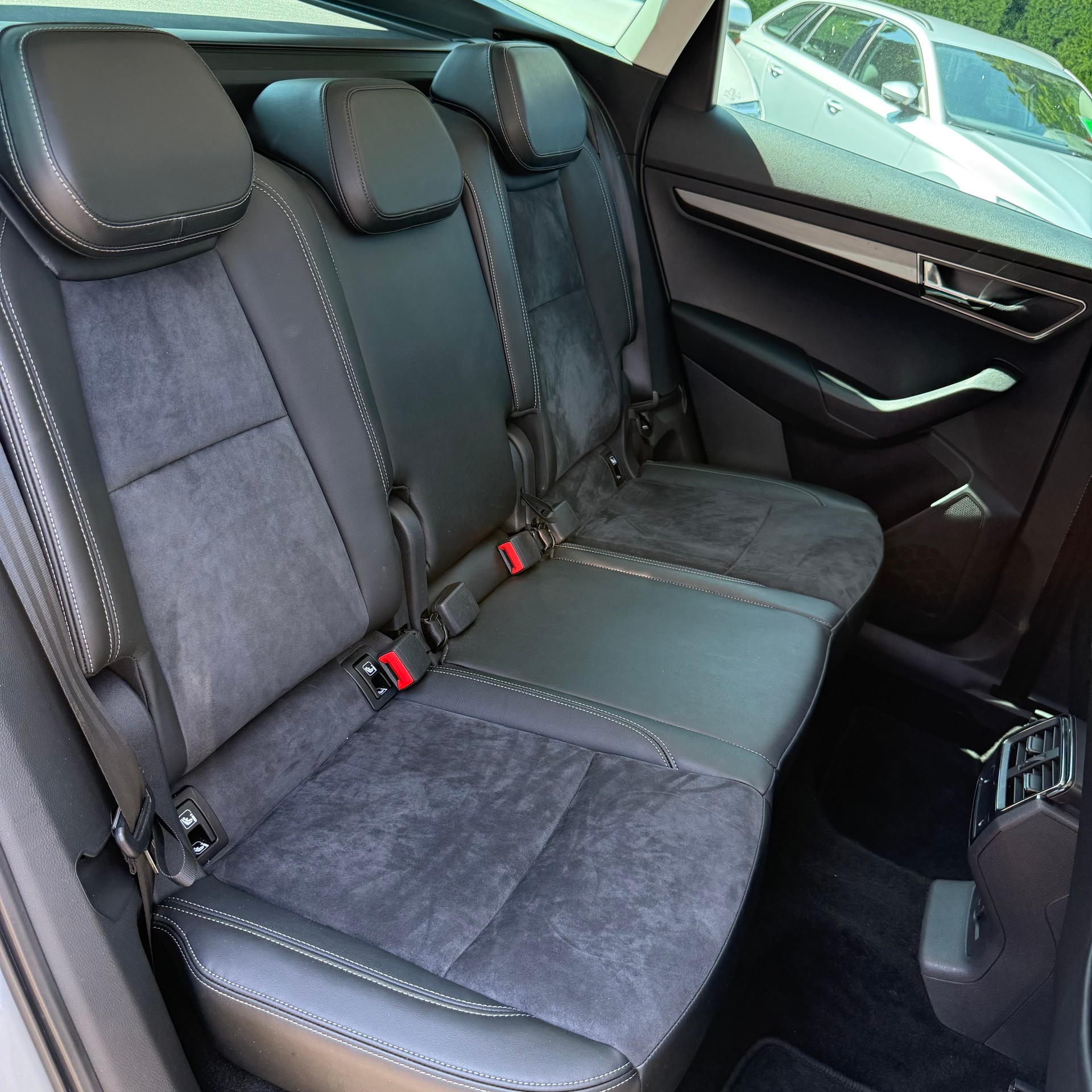 SKODA Karoq 2.0 TDI CR Style 4x4 DSG *ALCANTARA-SITZE - PANORAMA-DACH - ANHÄGERKUPPLUNG*-image-10