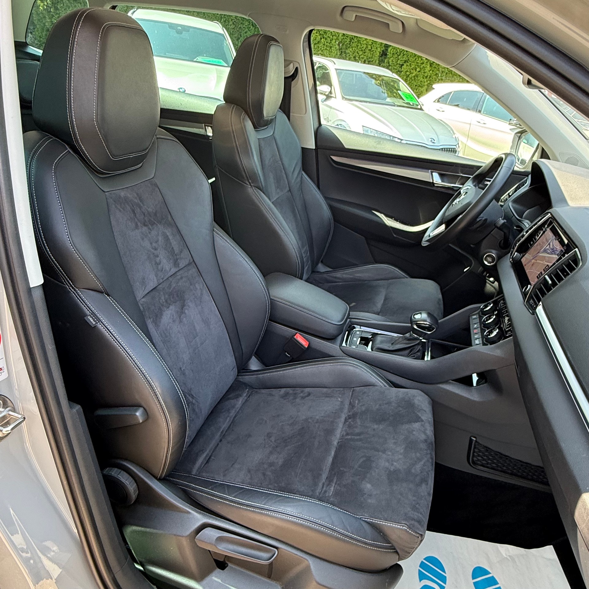 SKODA Karoq 2.0 TDI CR Style 4x4 DSG *ALCANTARA-SITZE - PANORAMA-DACH - ANHÄGERKUPPLUNG*-image-9