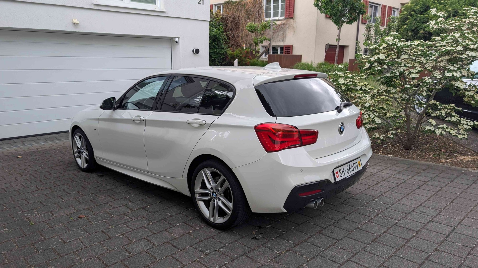 BMW 120d xDrive M Sport Steptronic-image-1