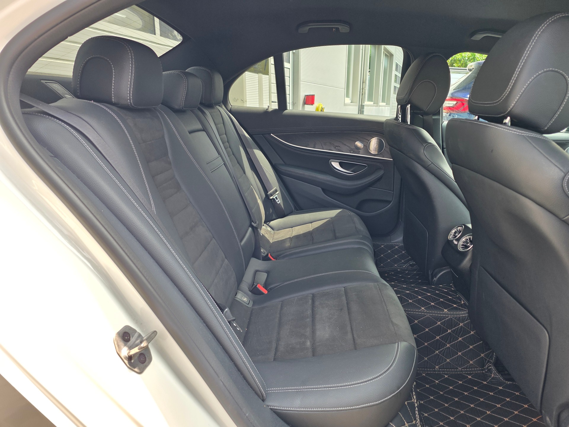 MERCEDES-BENZ E 200 AMG Line 4Matic 9G-Tronic ** E53 AMG UMBAU -TIEFER LEG. -20 ZOLL -BURMASTER -360° KAMERA -SAFETY + KOMFORT PAKET **-image-12