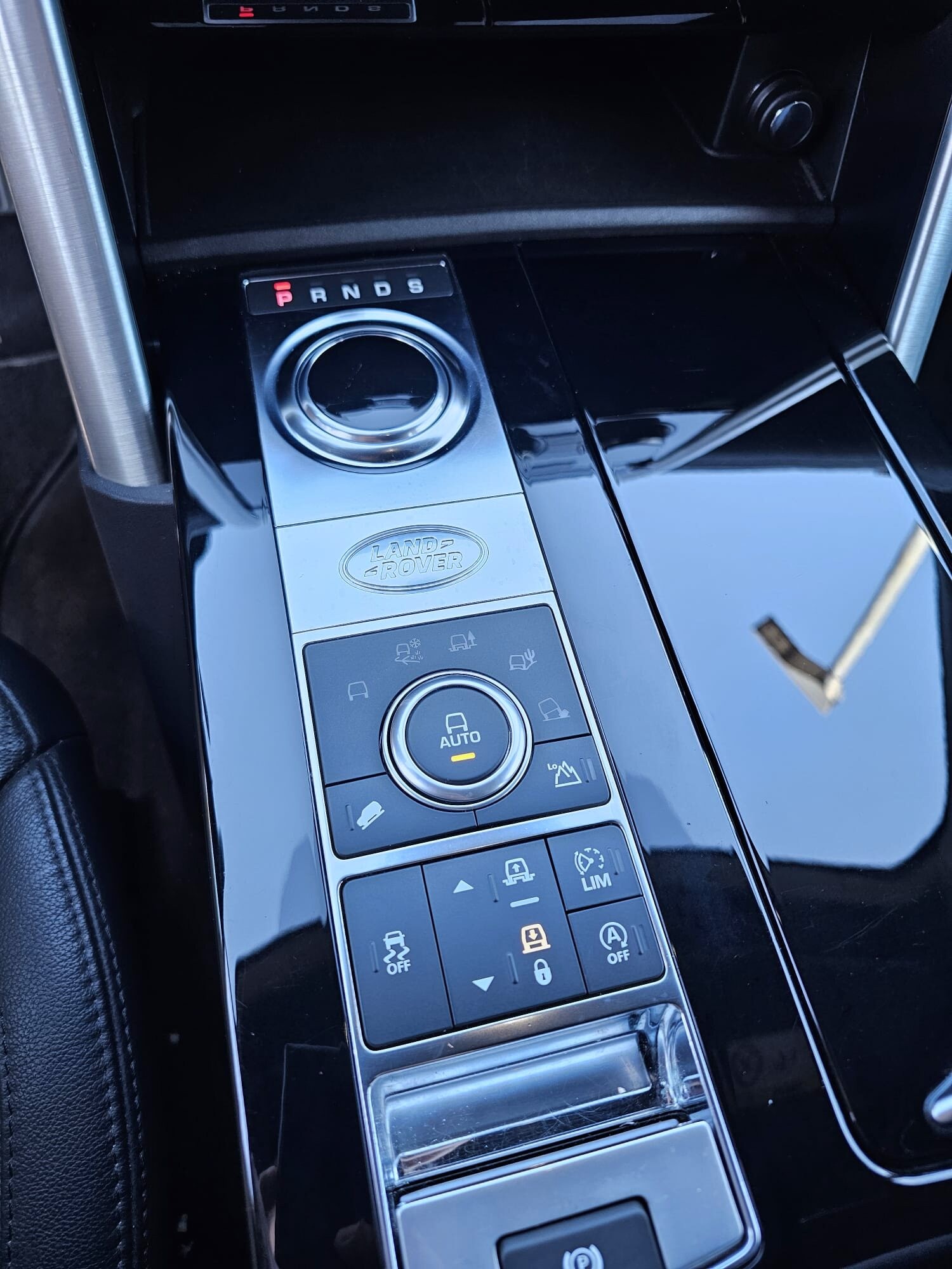 LAND ROVER Discovery 2.0 SD4 HSE Luxury Automatic-image-14