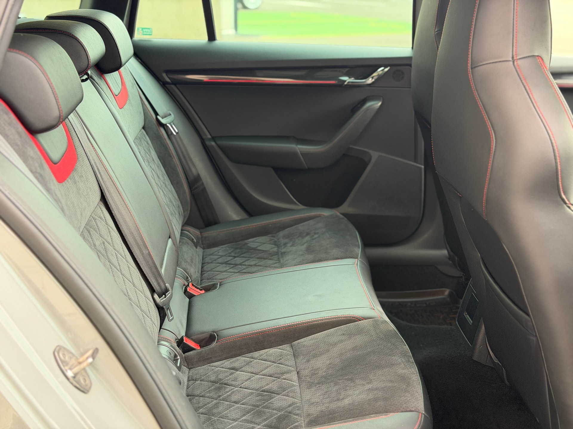 SKODA Octavia Combi 2.0 TDI RS 4x4 DSG-image-19