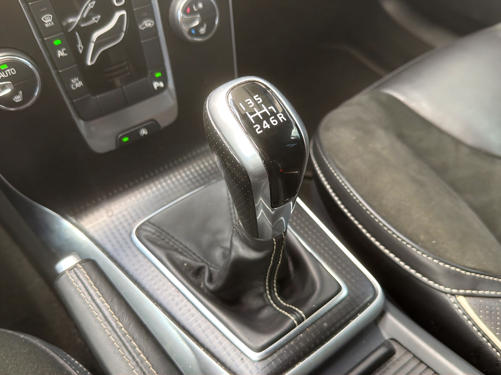 VOLVO V40 2.0 T2 Kinetic R-Design S/S-image-15