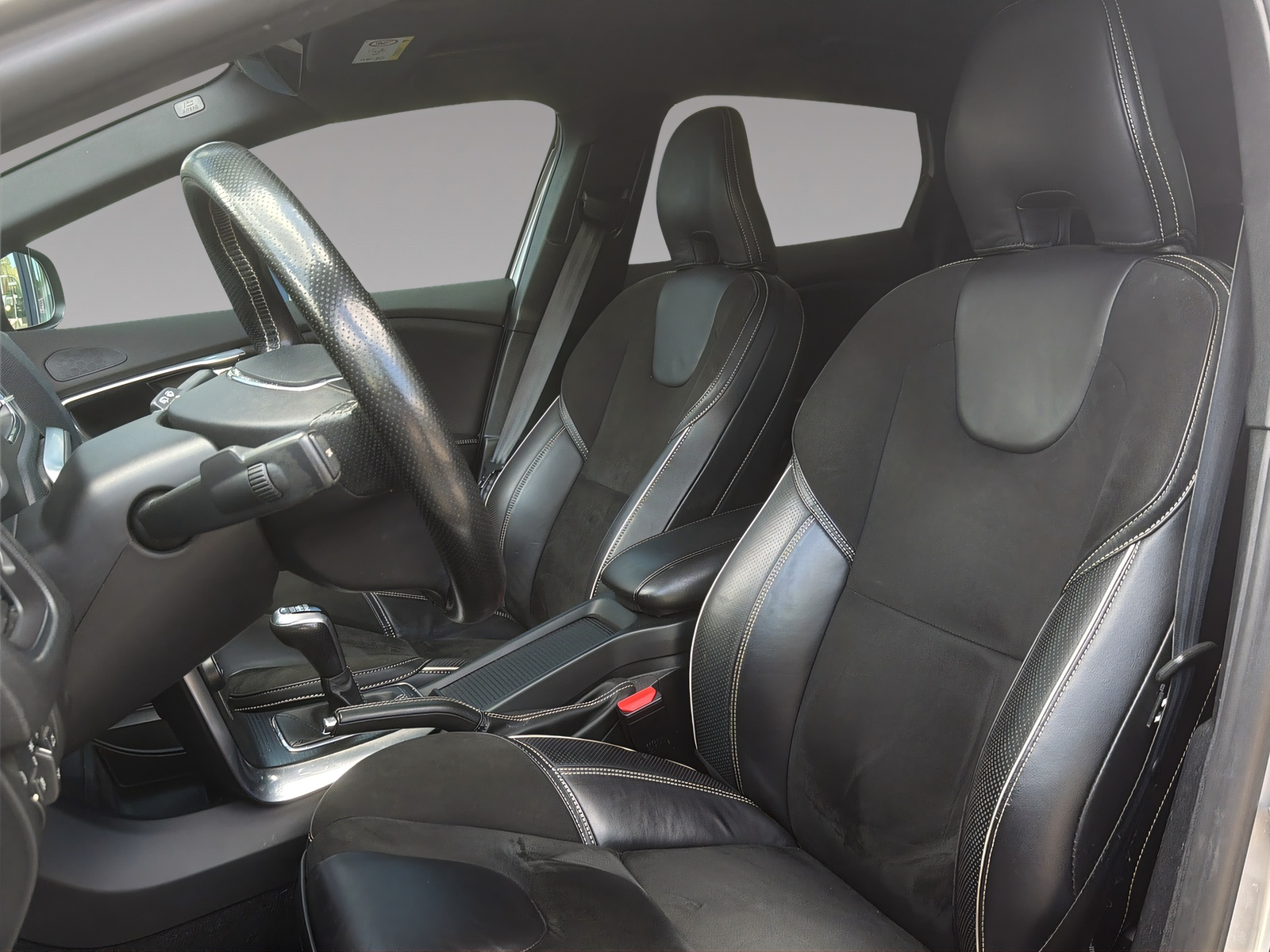 VOLVO V40 2.0 T2 Kinetic R-Design S/S-image-5