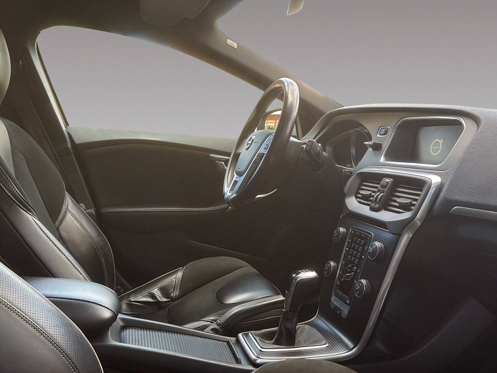 VOLVO V40 2.0 T2 Kinetic R-Design S/S-image-10