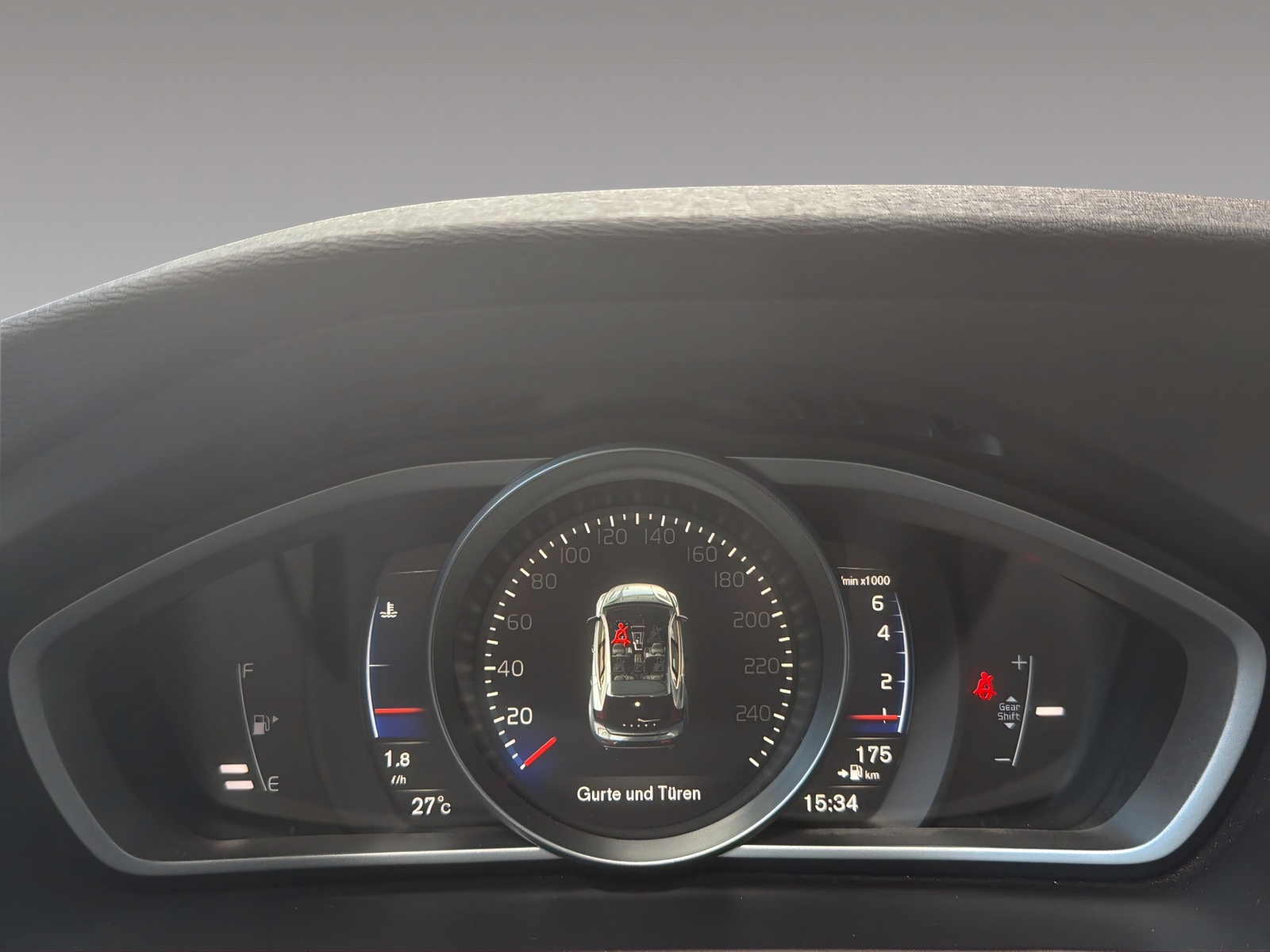 VOLVO V40 2.0 T2 Kinetic R-Design S/S-image-9
