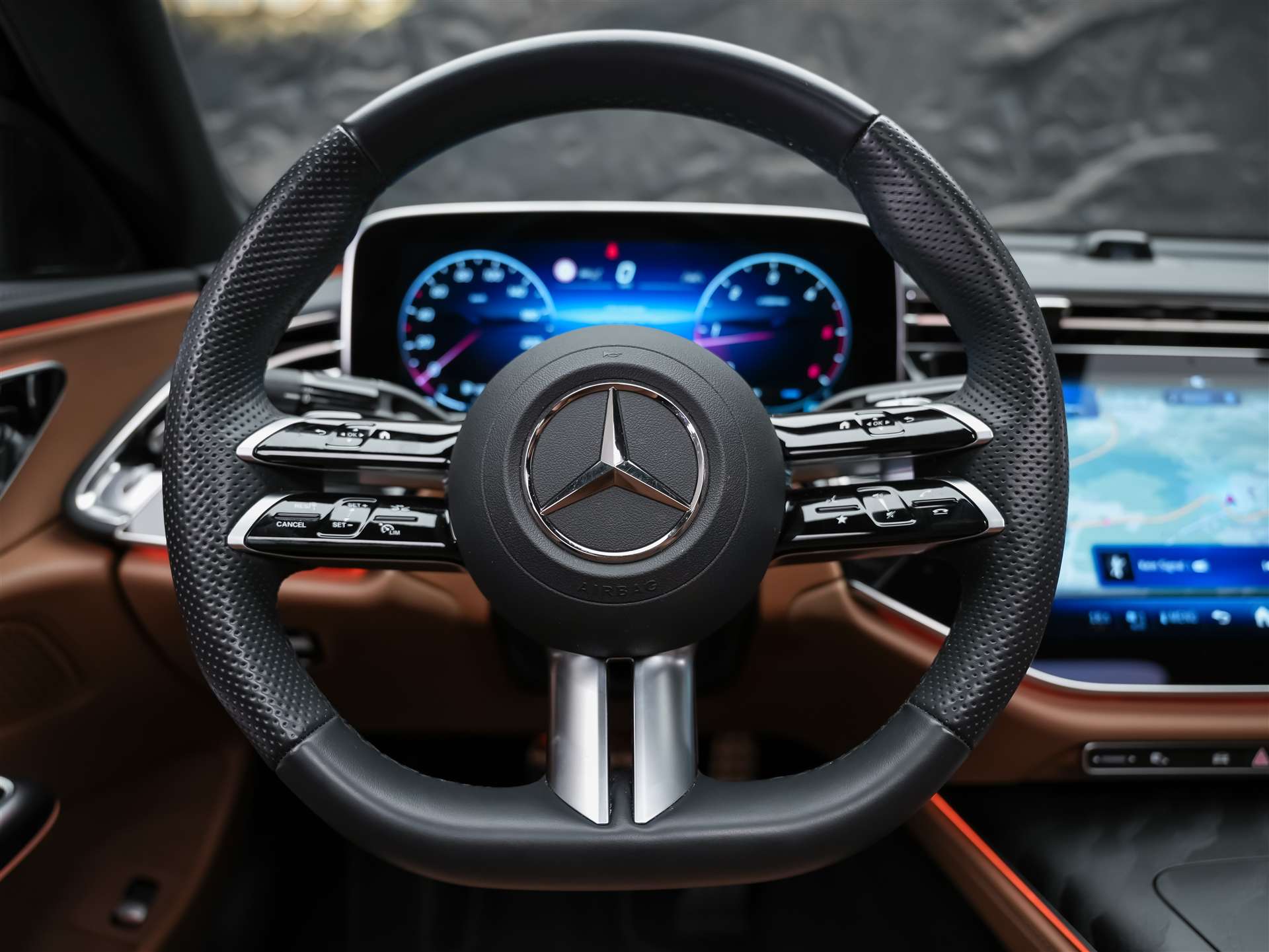MERCEDES-BENZ E 220 d AMG Line *Superscreen*21" Felgen*Panorama-image-27