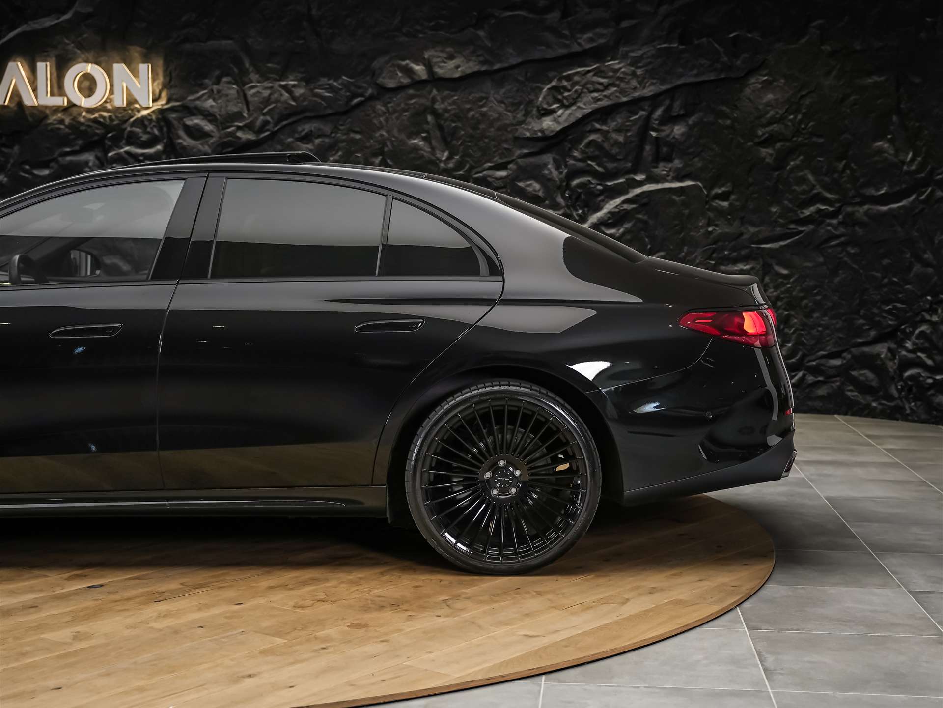 MERCEDES-BENZ E 220 d AMG Line *Superscreen*21" Felgen*Panorama-image-17
