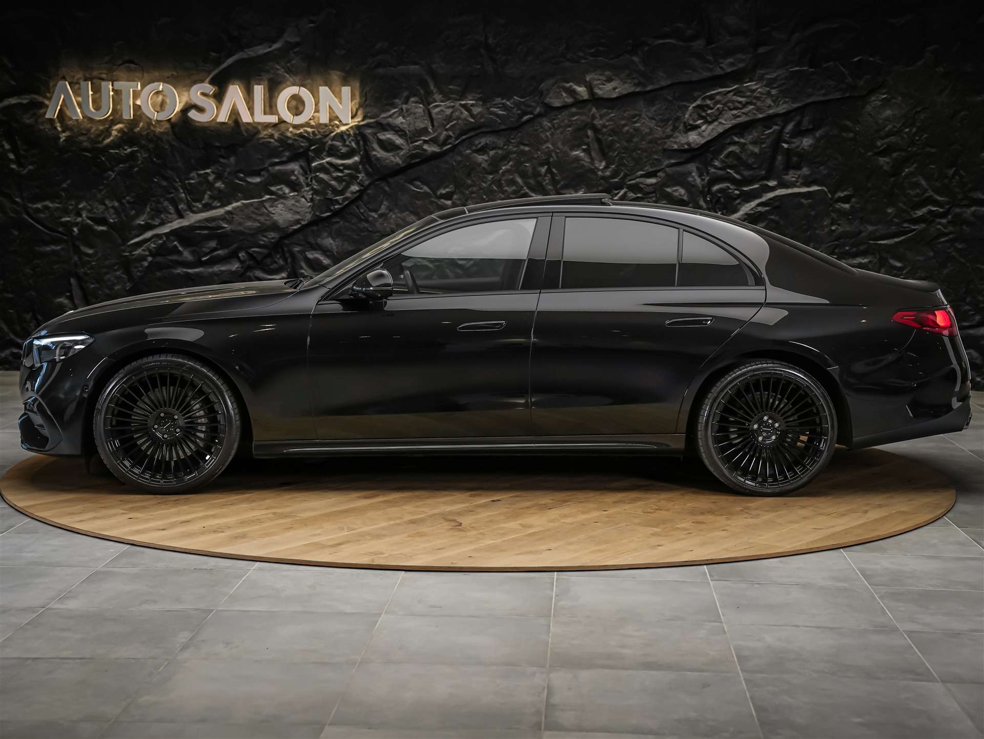 MERCEDES-BENZ E 220 d AMG Line *Superscreen*21" Felgen*Panorama-image-1