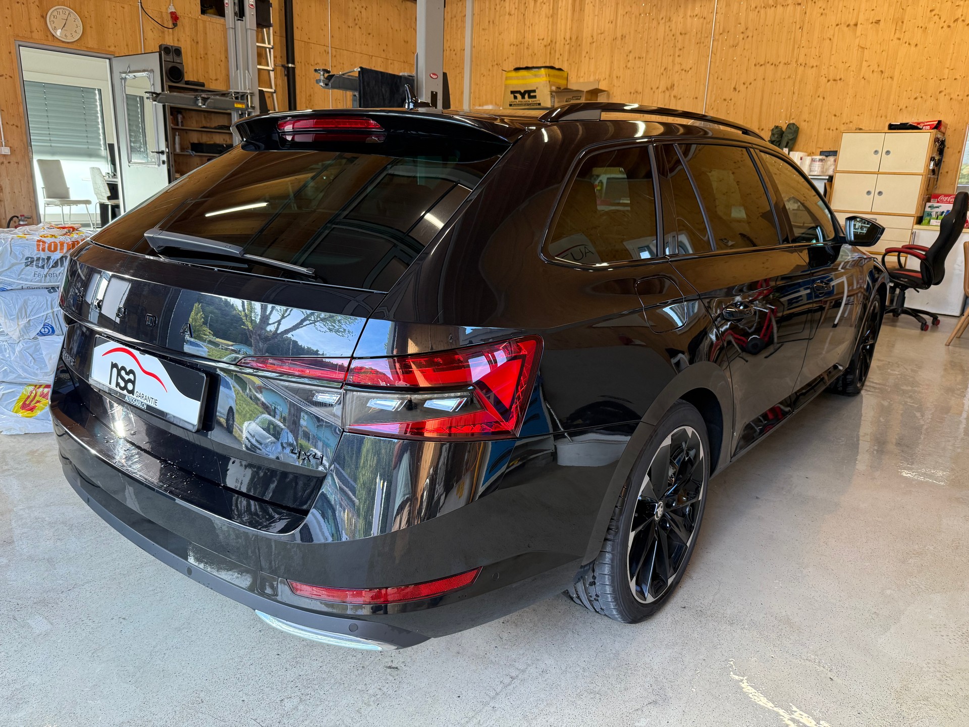 SKODA Superb Combi 2.0 TDi SportLine 4x4 DSG-image-3