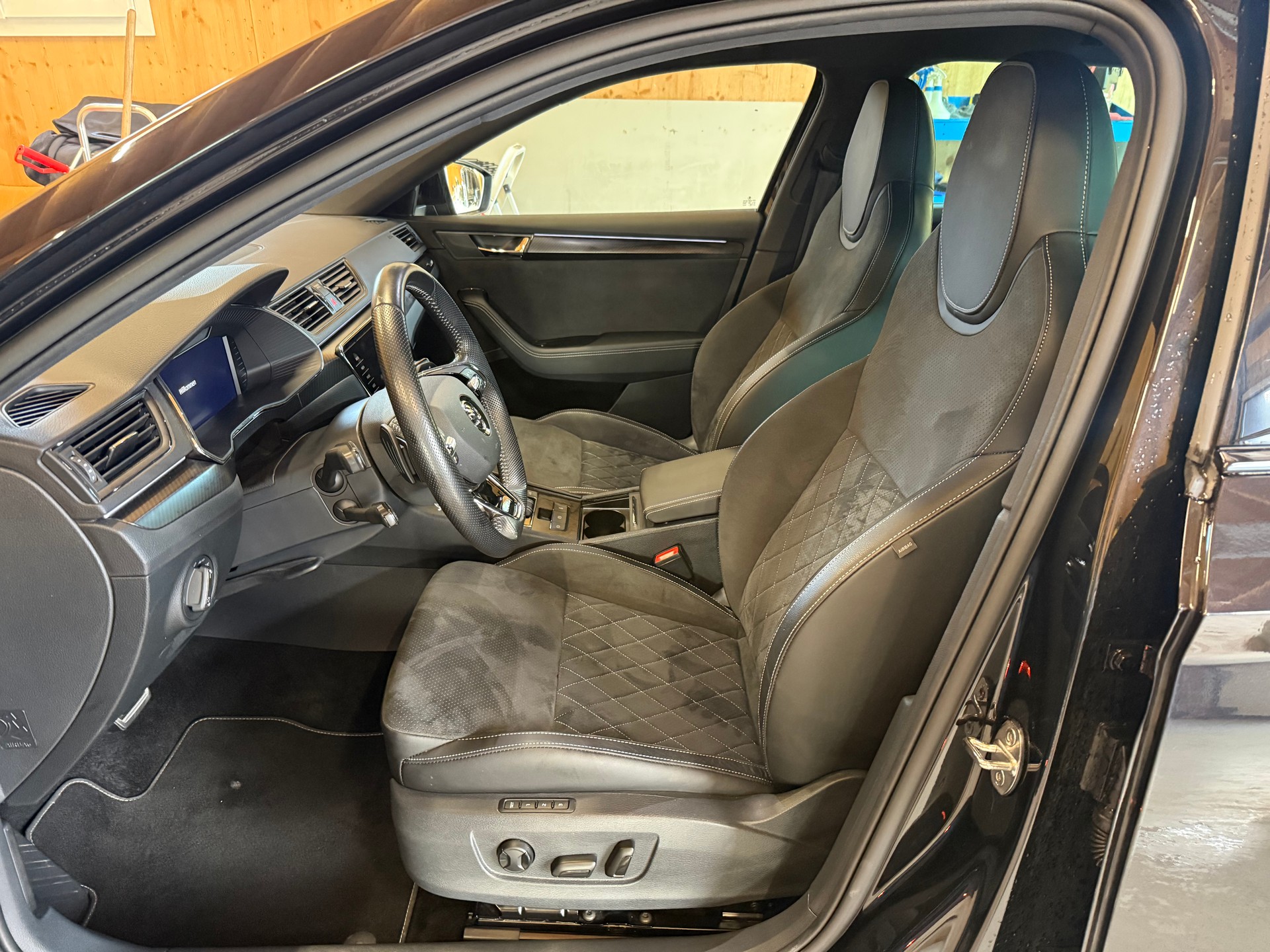 SKODA Superb Combi 2.0 TDi SportLine 4x4 DSG-image-6