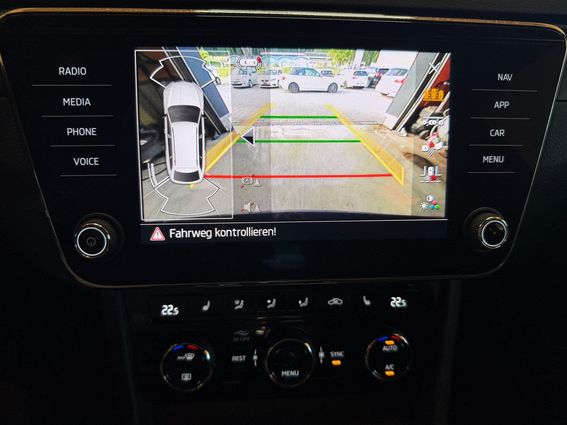 SKODA Superb Combi 2.0 TDi SportLine 4x4 DSG-image-13