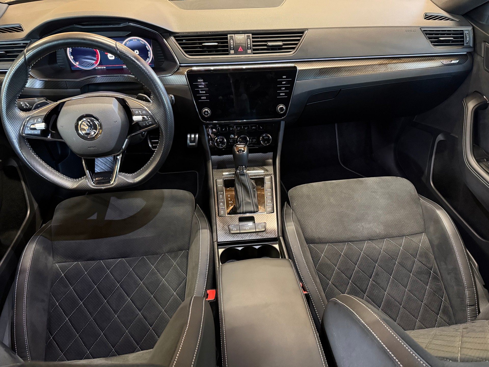 SKODA Superb Combi 2.0 TDi SportLine 4x4 DSG-image-8