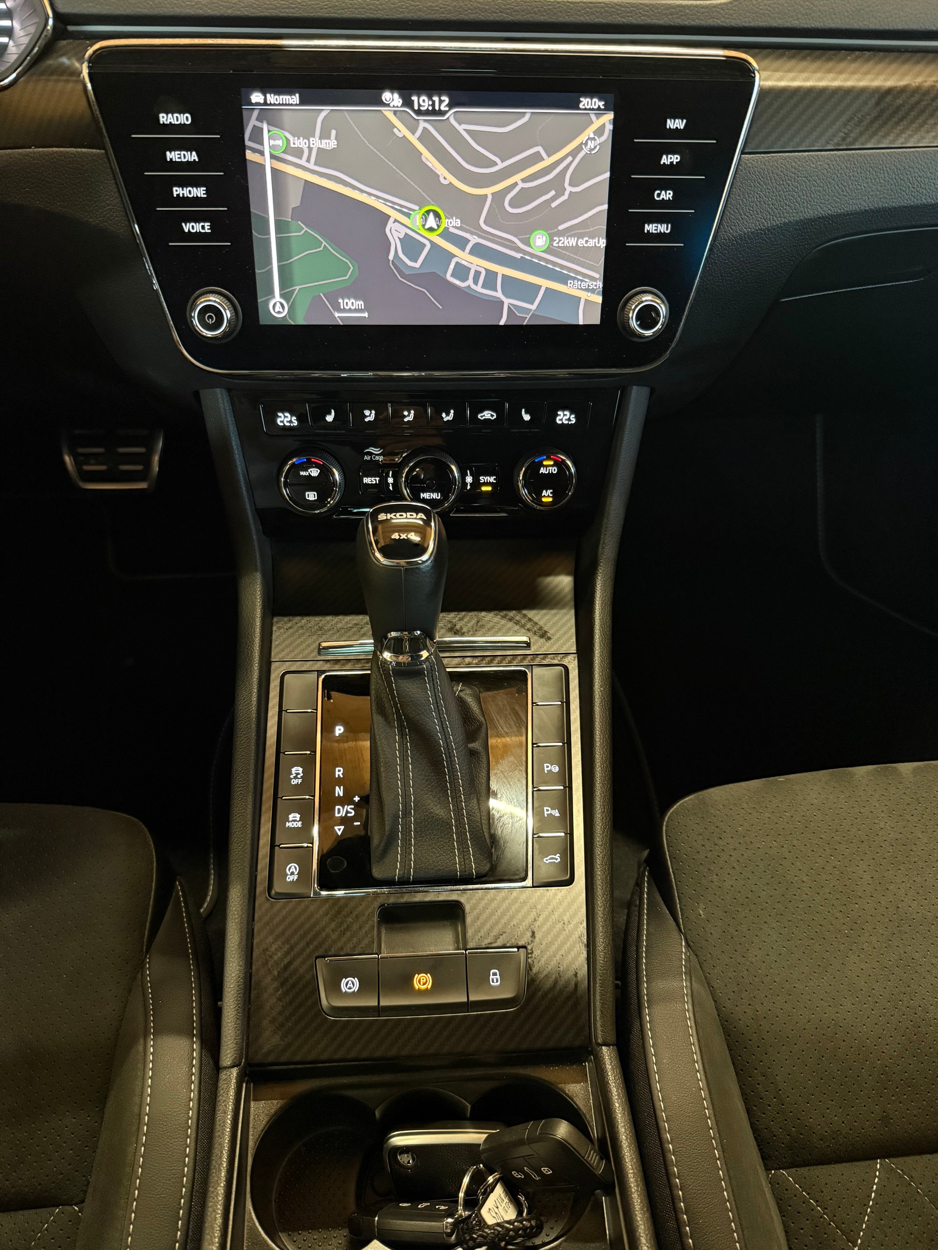 SKODA Superb Combi 2.0 TDi SportLine 4x4 DSG-image-11