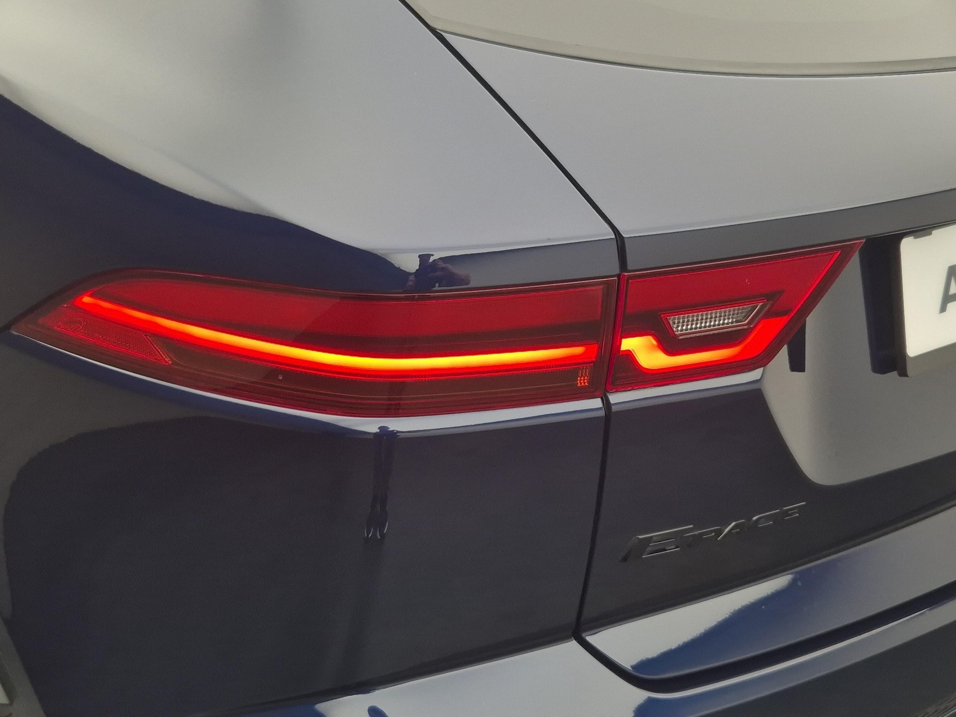 JAGUAR E-Pace 1.5 T 300e R-Dynamic HSE AWD-image-18