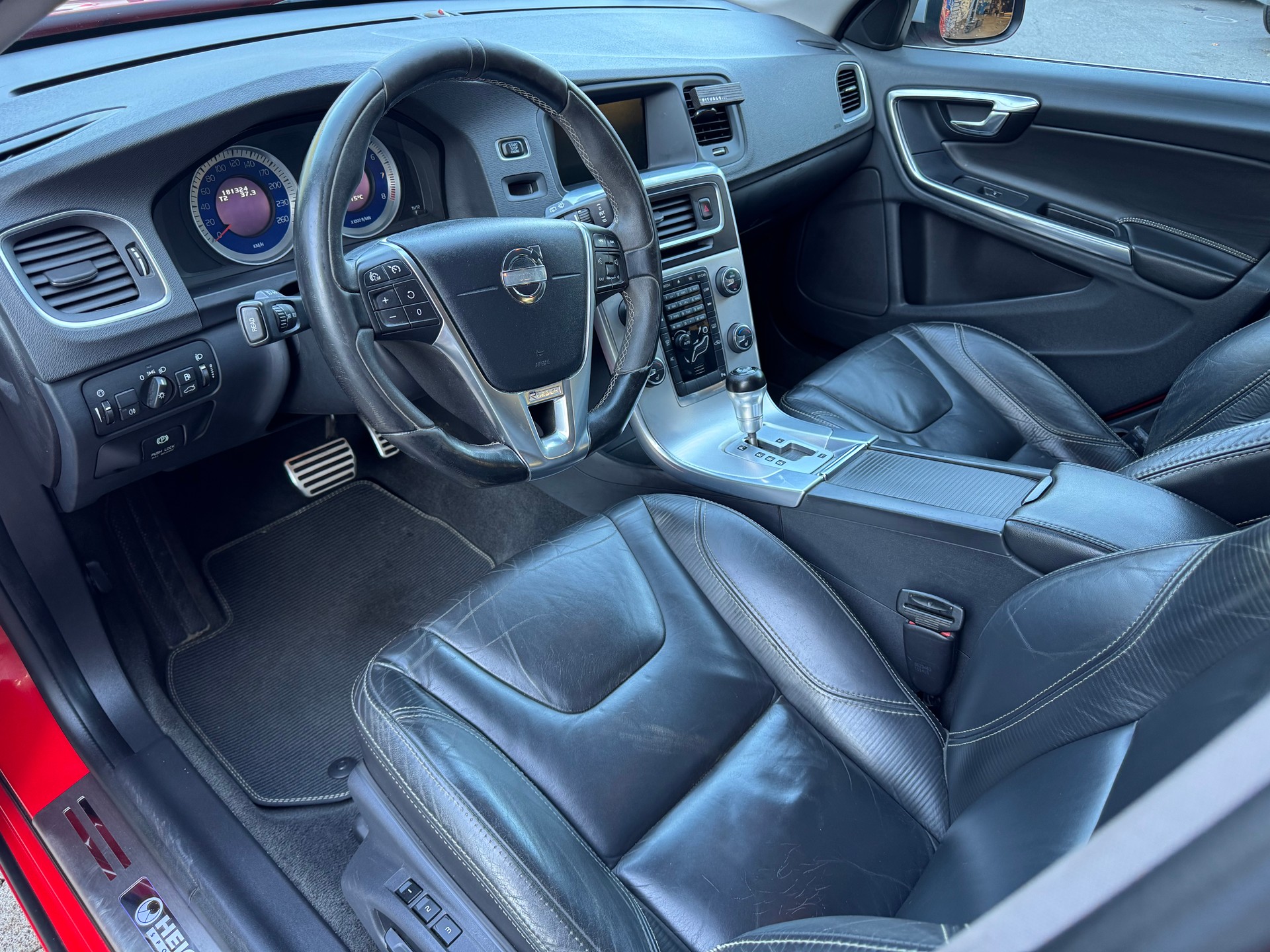 VOLVO V60 T6 AWD R-Design Geartronic-image-7