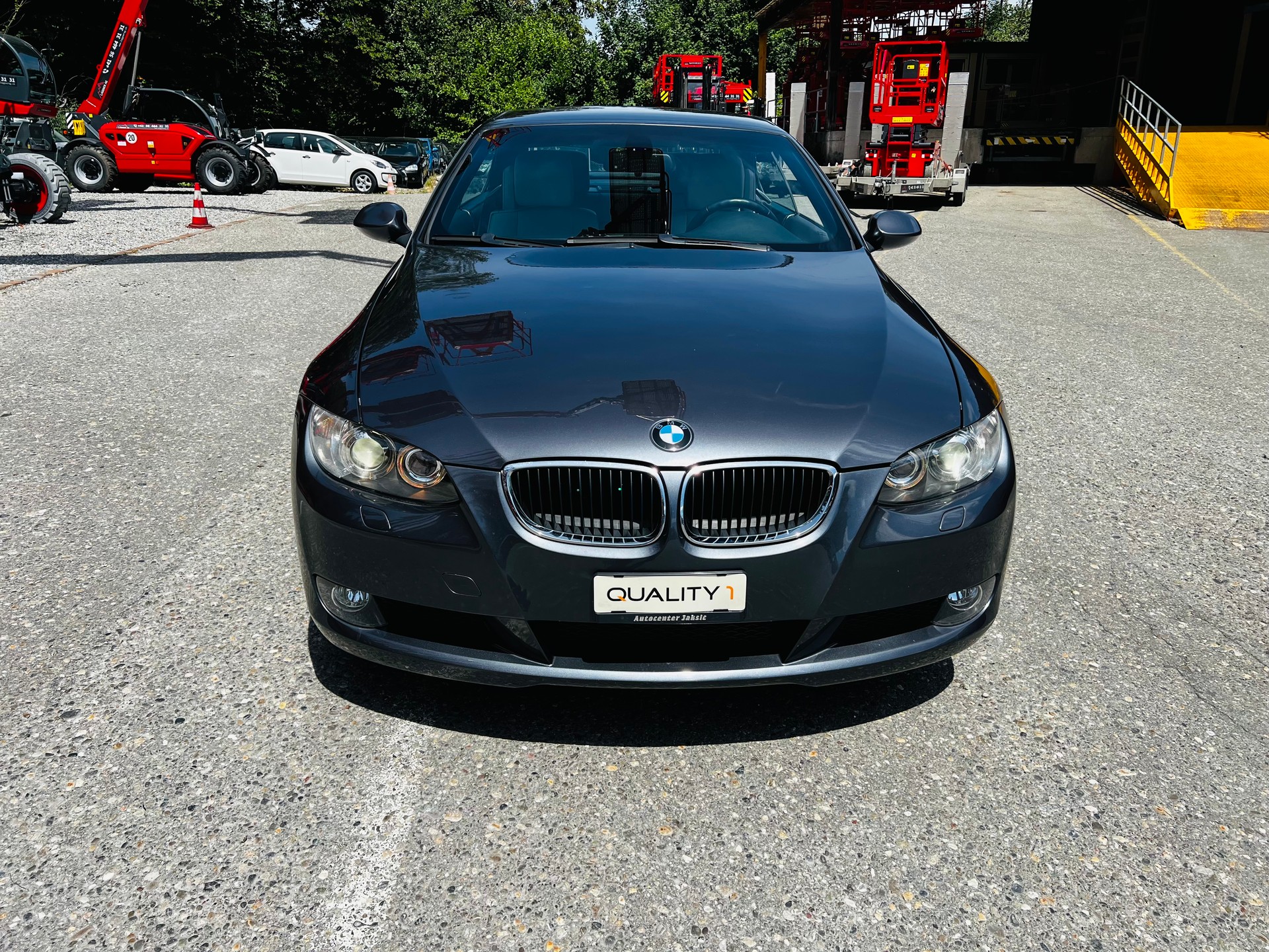BMW 320i Cabriolet-image-1