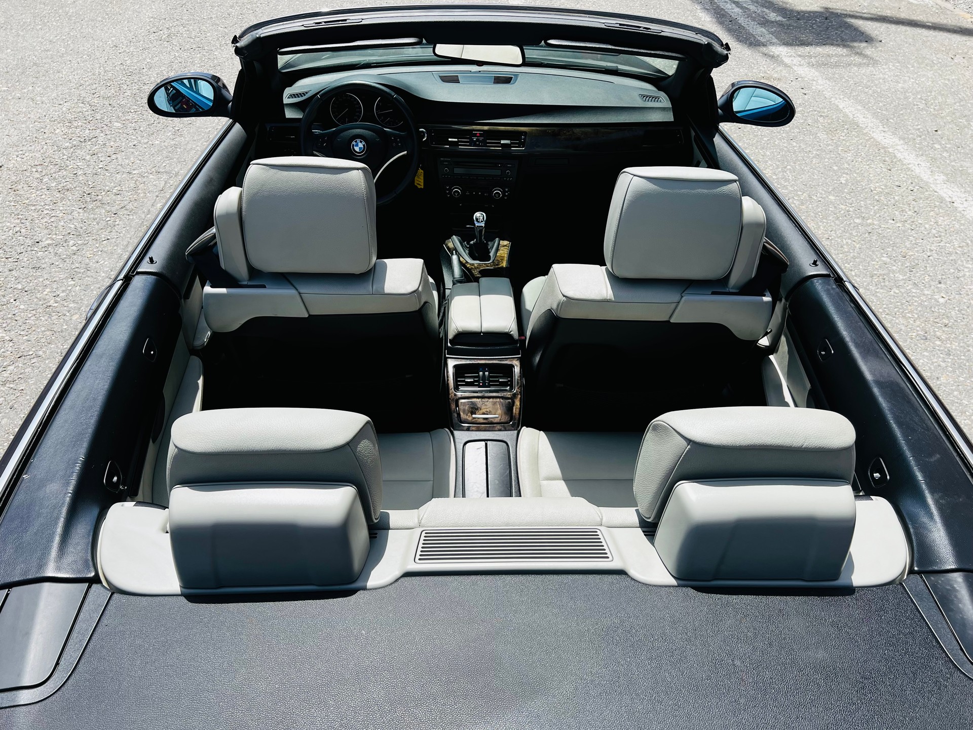 BMW 320i Cabriolet-image-11