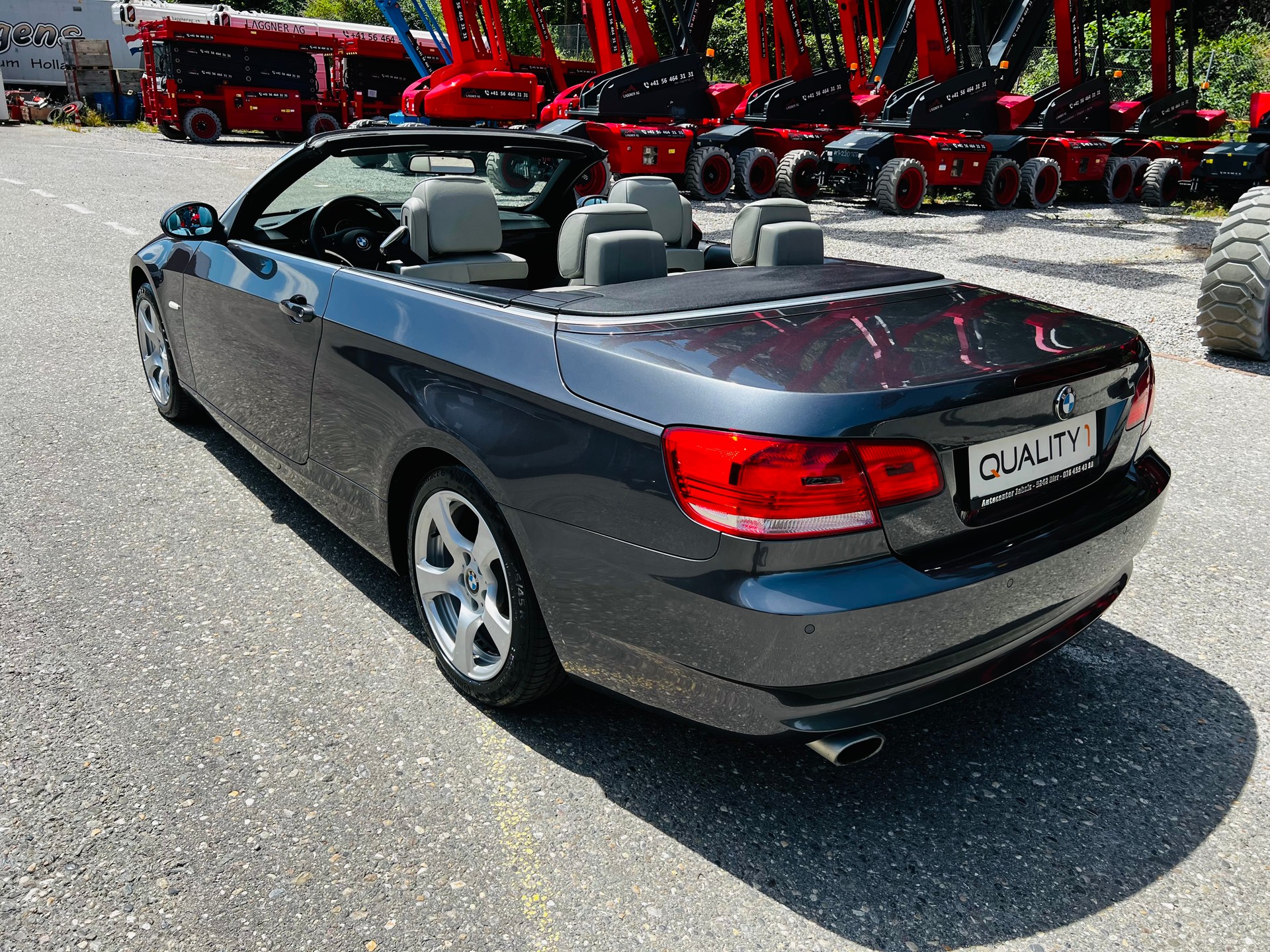 BMW 320i Cabriolet-image-10