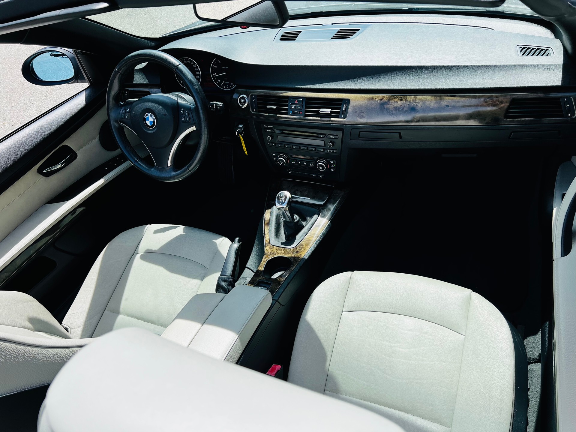 BMW 320i Cabriolet-image-13