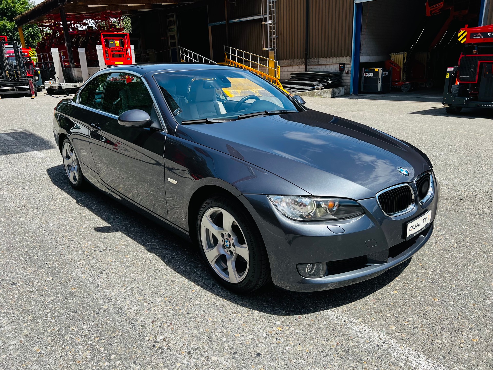 BMW 320i Cabriolet-image-2