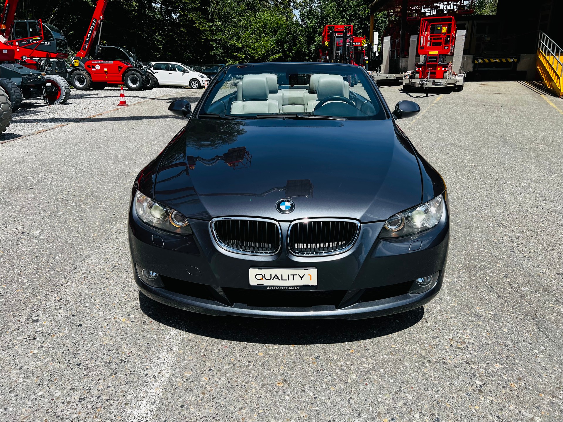 BMW 320i Cabriolet-image-6