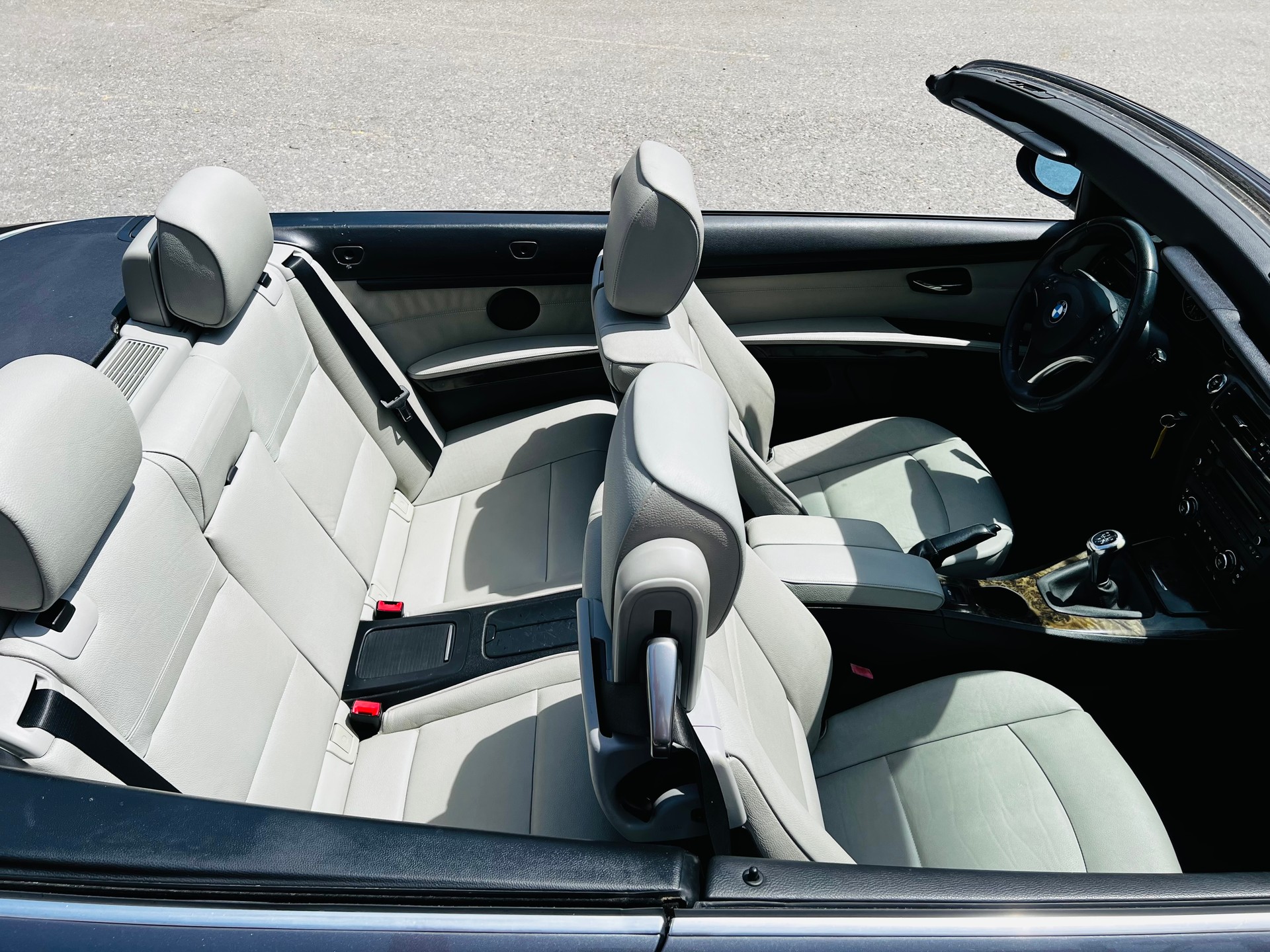 BMW 320i Cabriolet-image-12