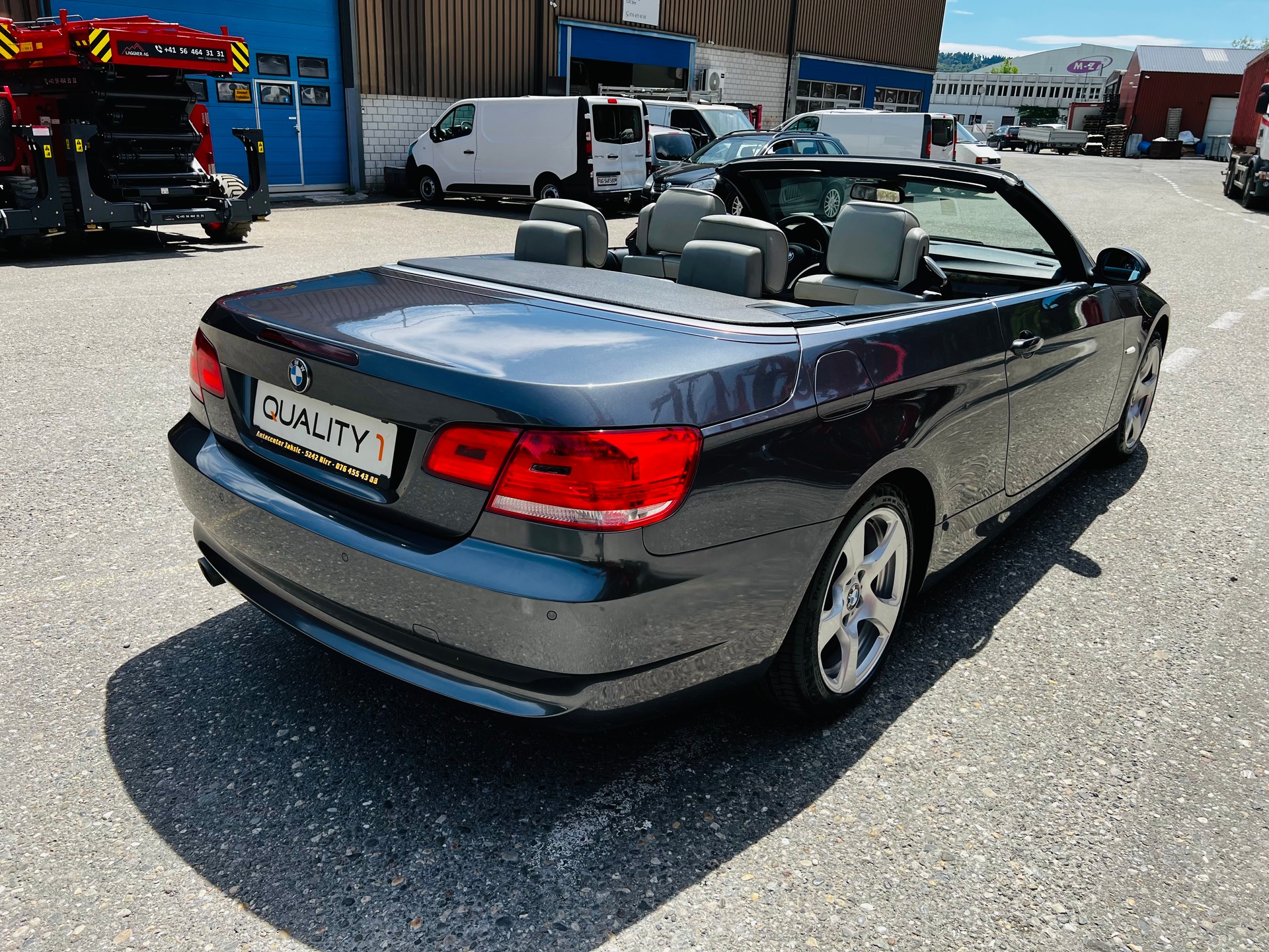 BMW 320i Cabriolet-image-8