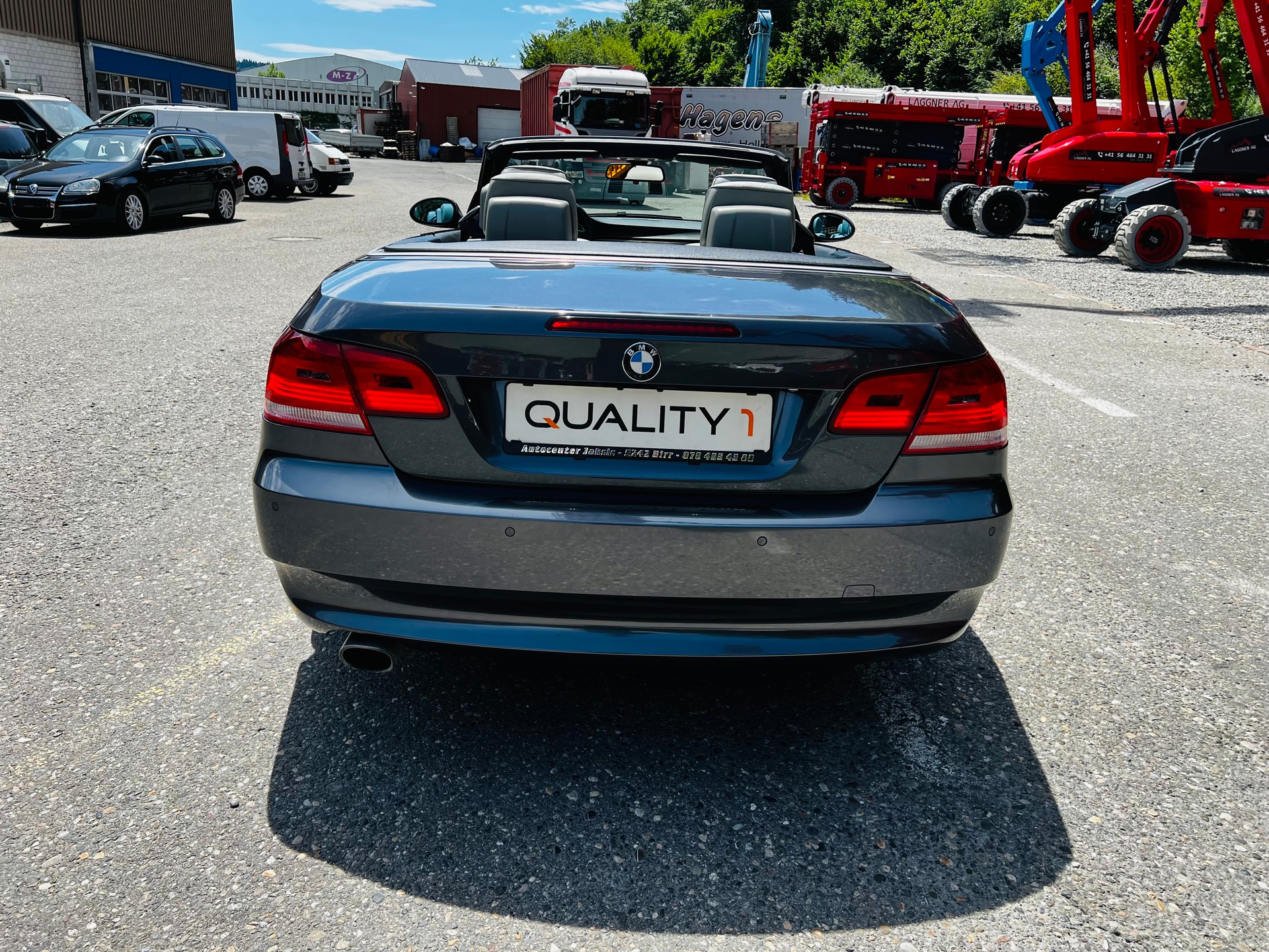 BMW 320i Cabriolet-image-9